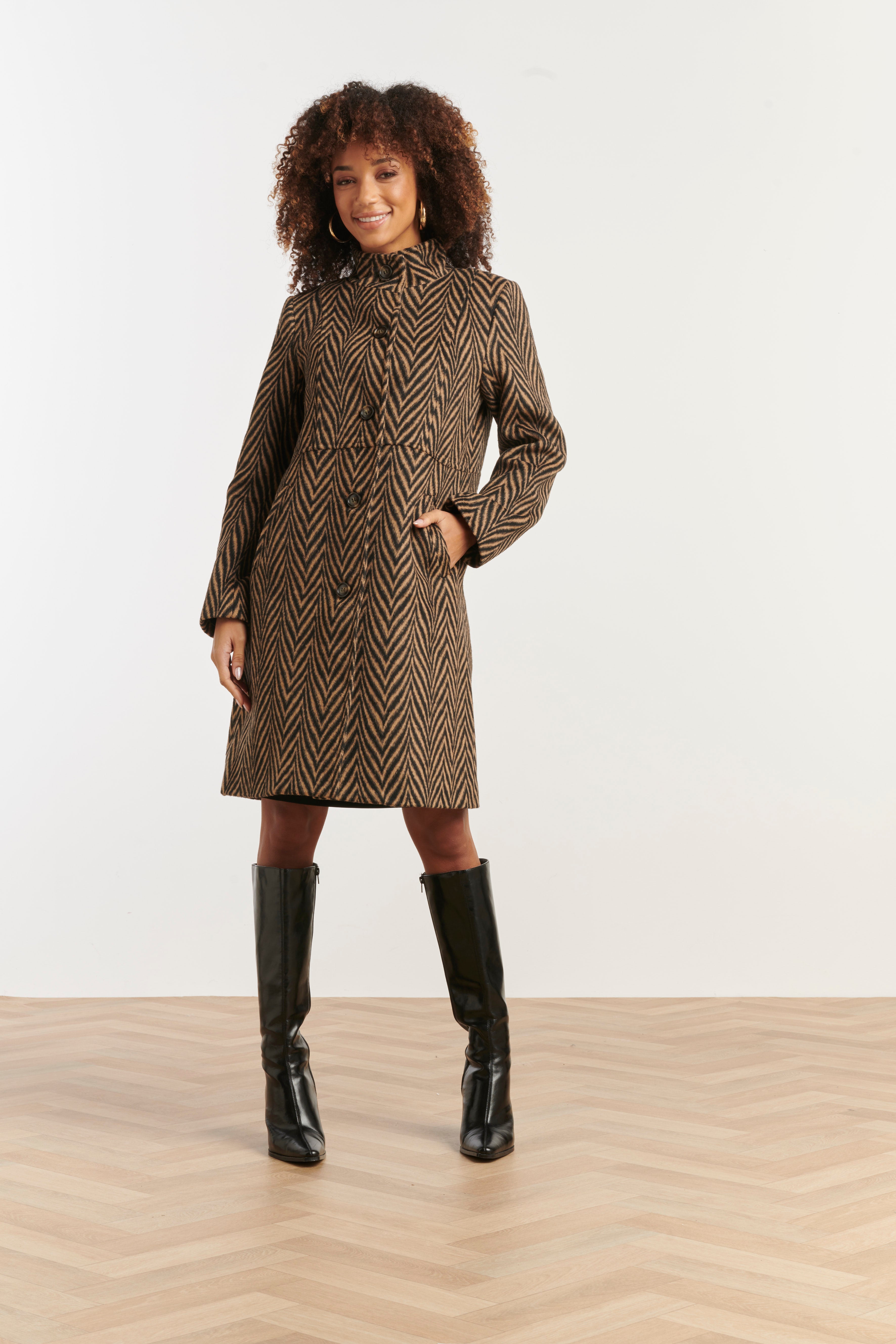 25539 Jas Met VisgraatprInt in Zwart En Camel | Black - Camel