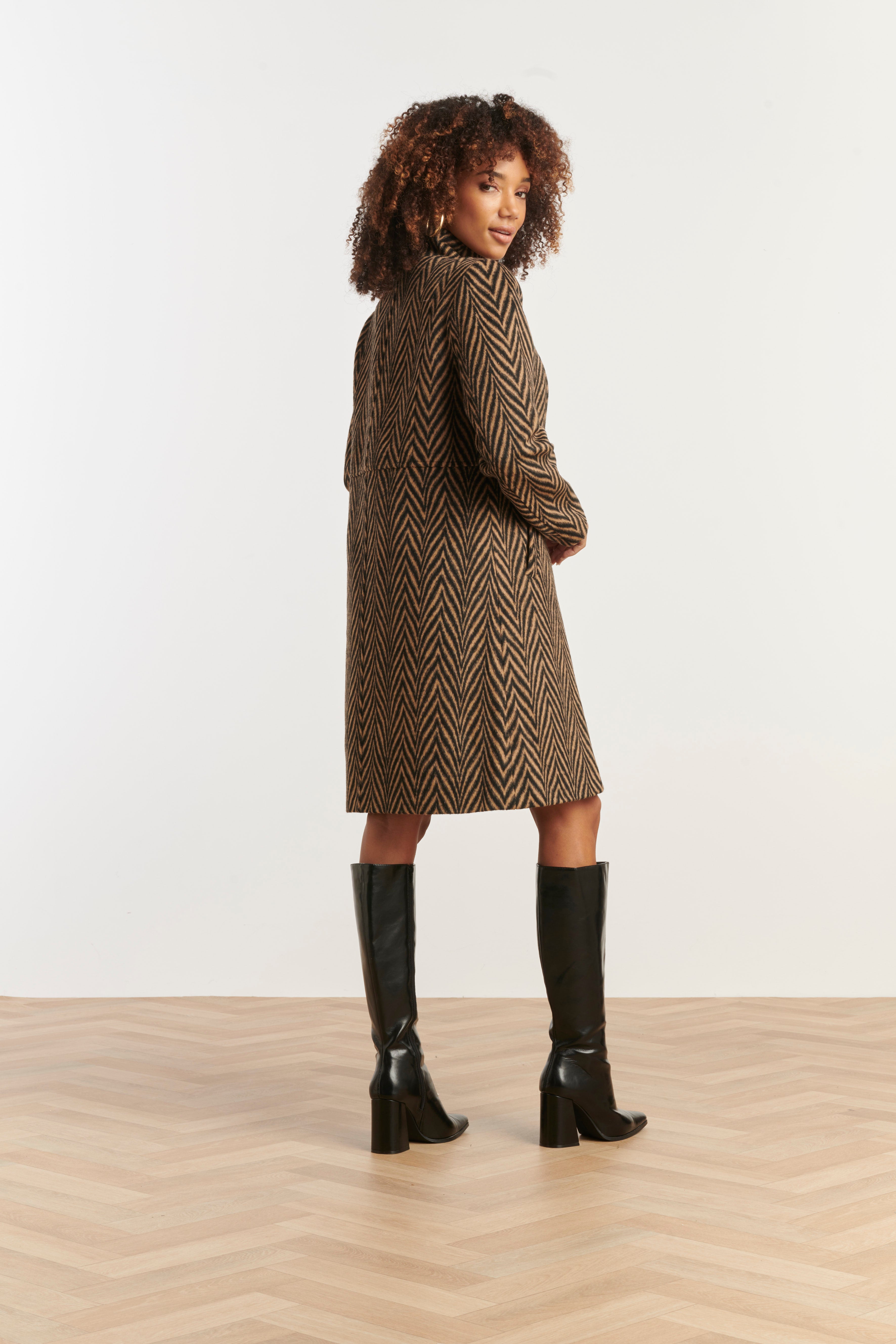 25539 Jas Met VisgraatprInt in Zwart En Camel | Black - Camel