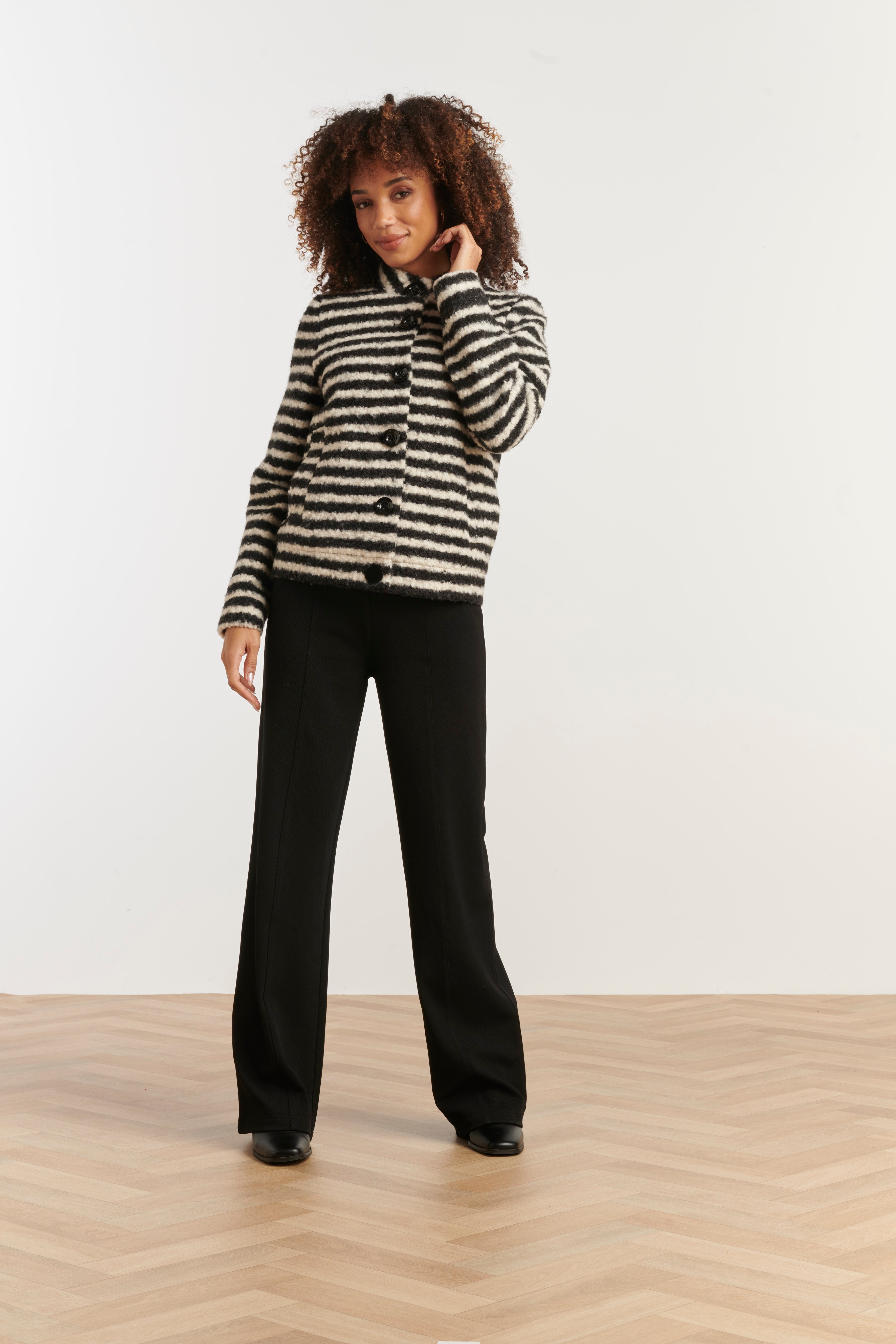 25544 Casaco Curto de Bouclé com Risca Preta e Off-White | Preto - Off White