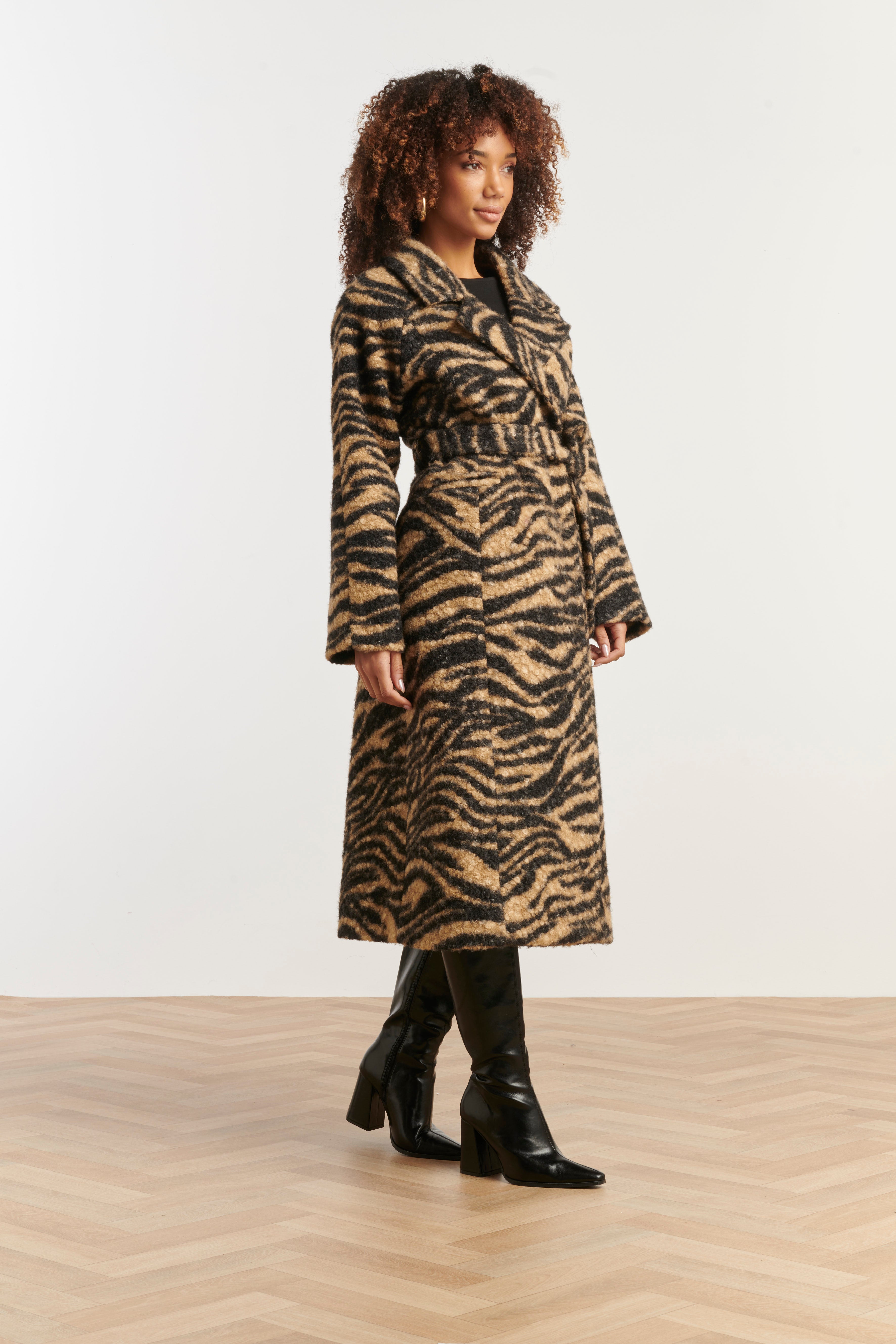 25545 Lange Bouclé Jas Met ZebraprInt in Camel En Zwart | Camel - Black