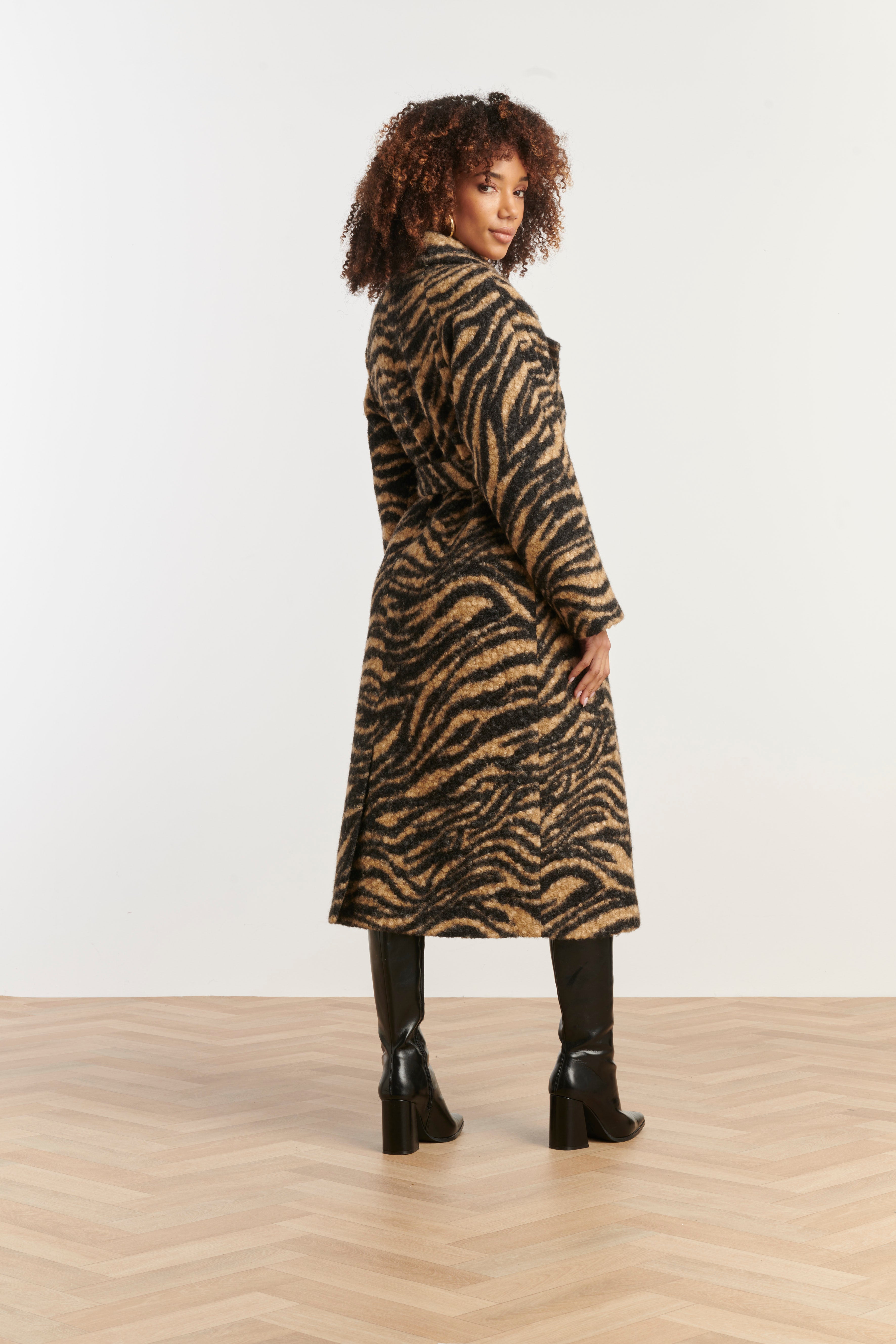 25545 Lange Bouclé Jas Met ZebraprInt in Camel En Zwart | Camel - Black