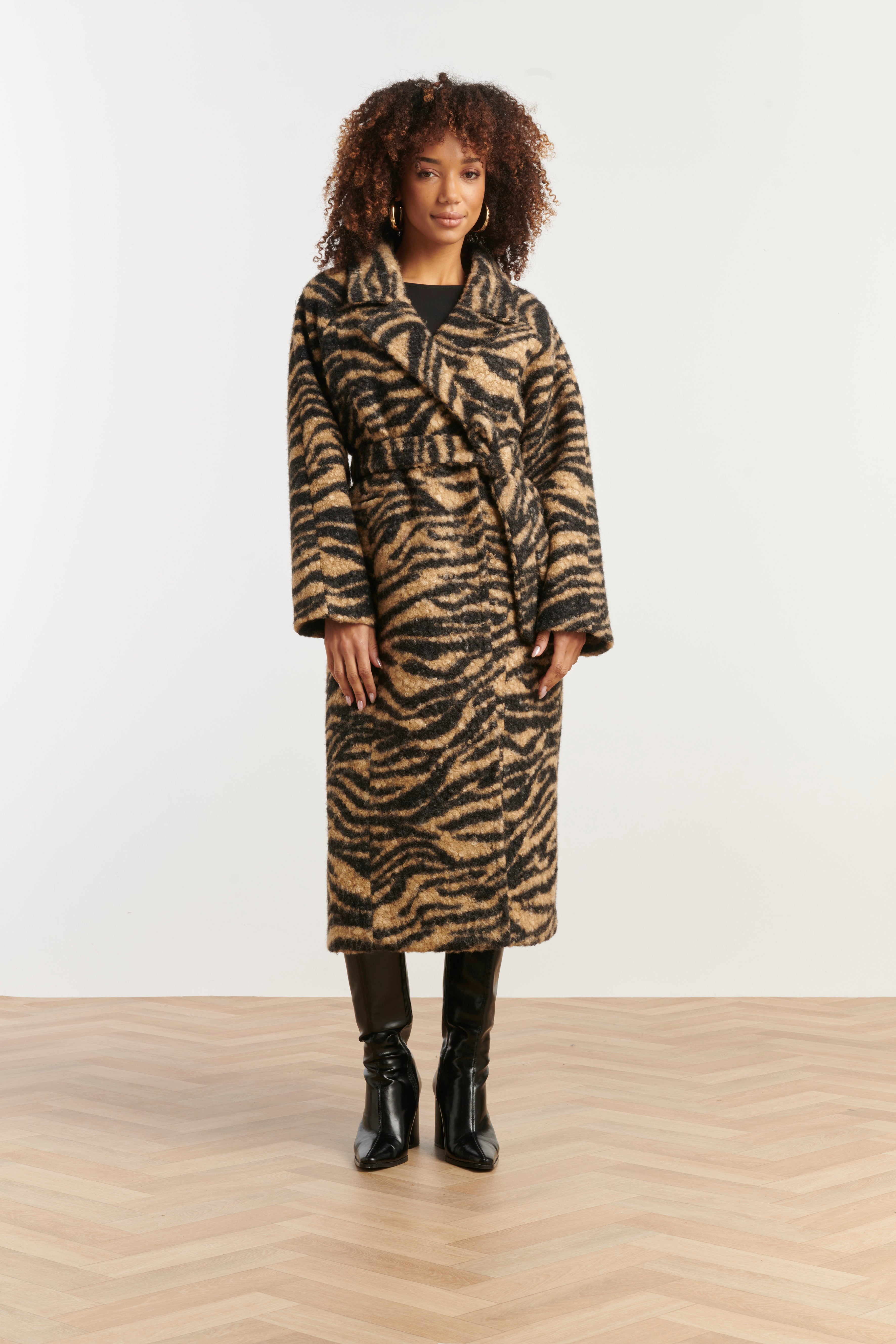 25545 Casaco Longo de Bouclé com Estampa de Zebra em Camel e Preto | Camel - Black