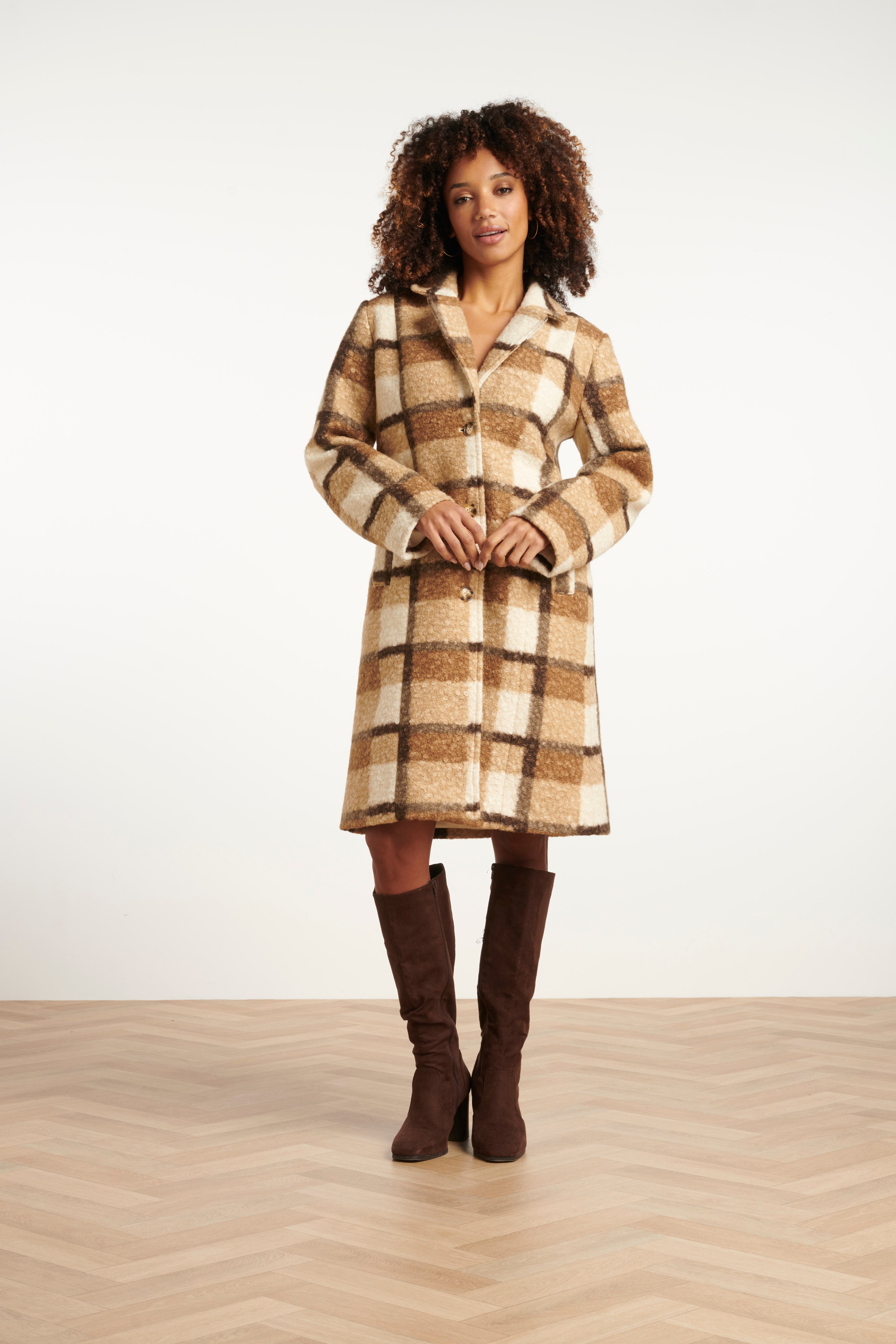 25546 Bouclé Ruitjesjas | Camel - Off White