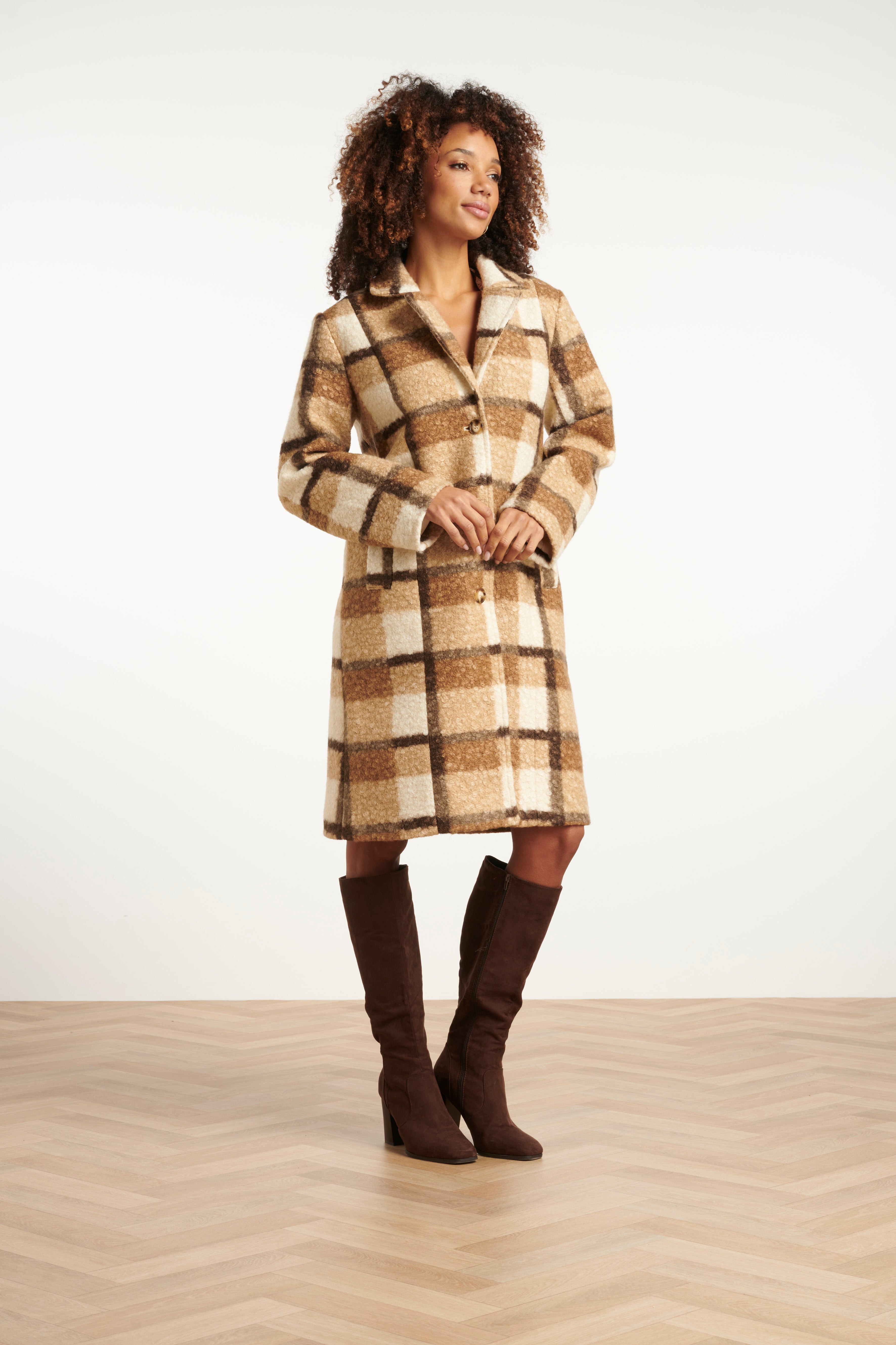 25546 Bouclé Ruitjesjas | Camel - Off White