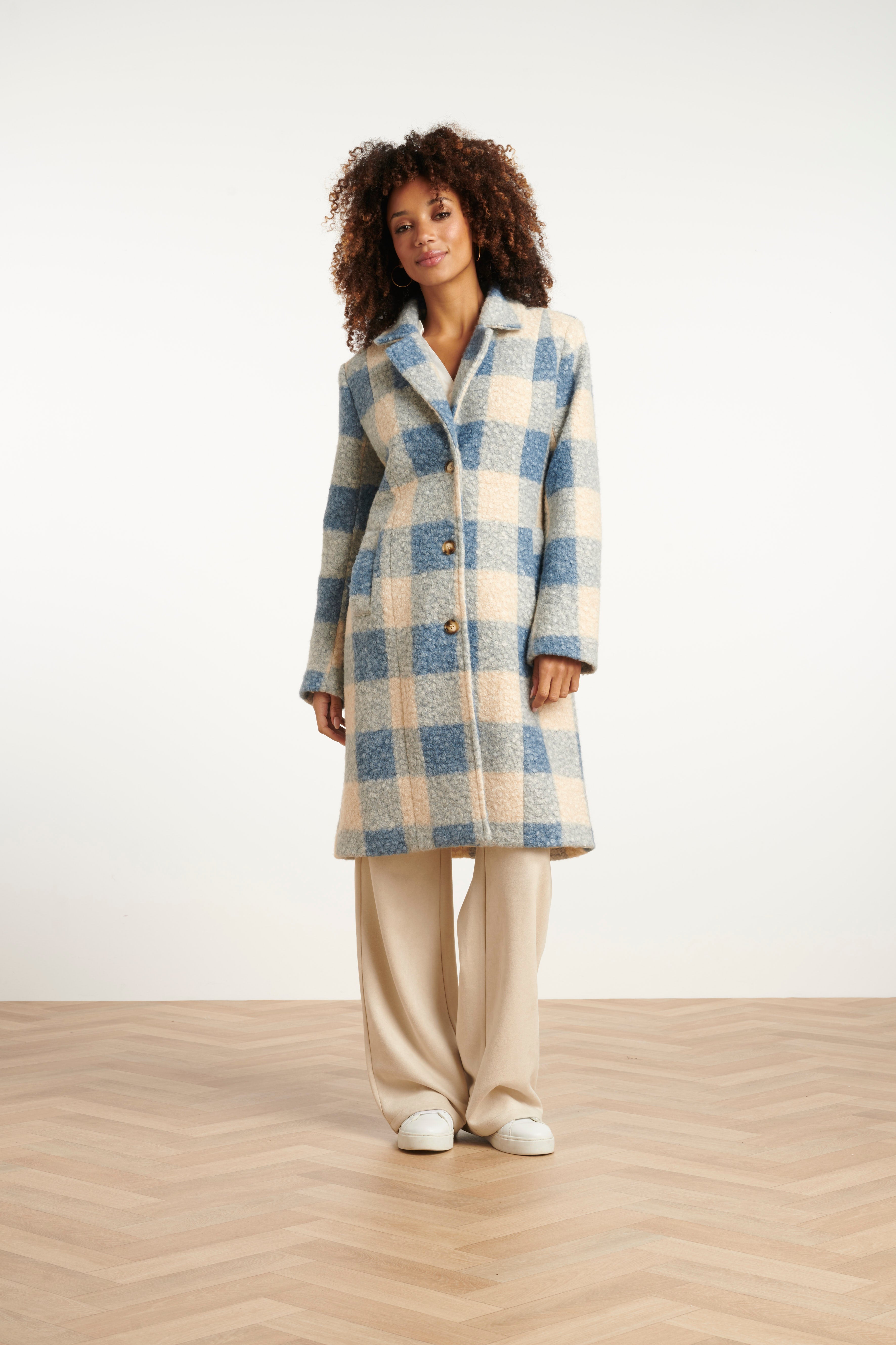 25546 Bouclé Ruitjesjas | Light Blue - Off White