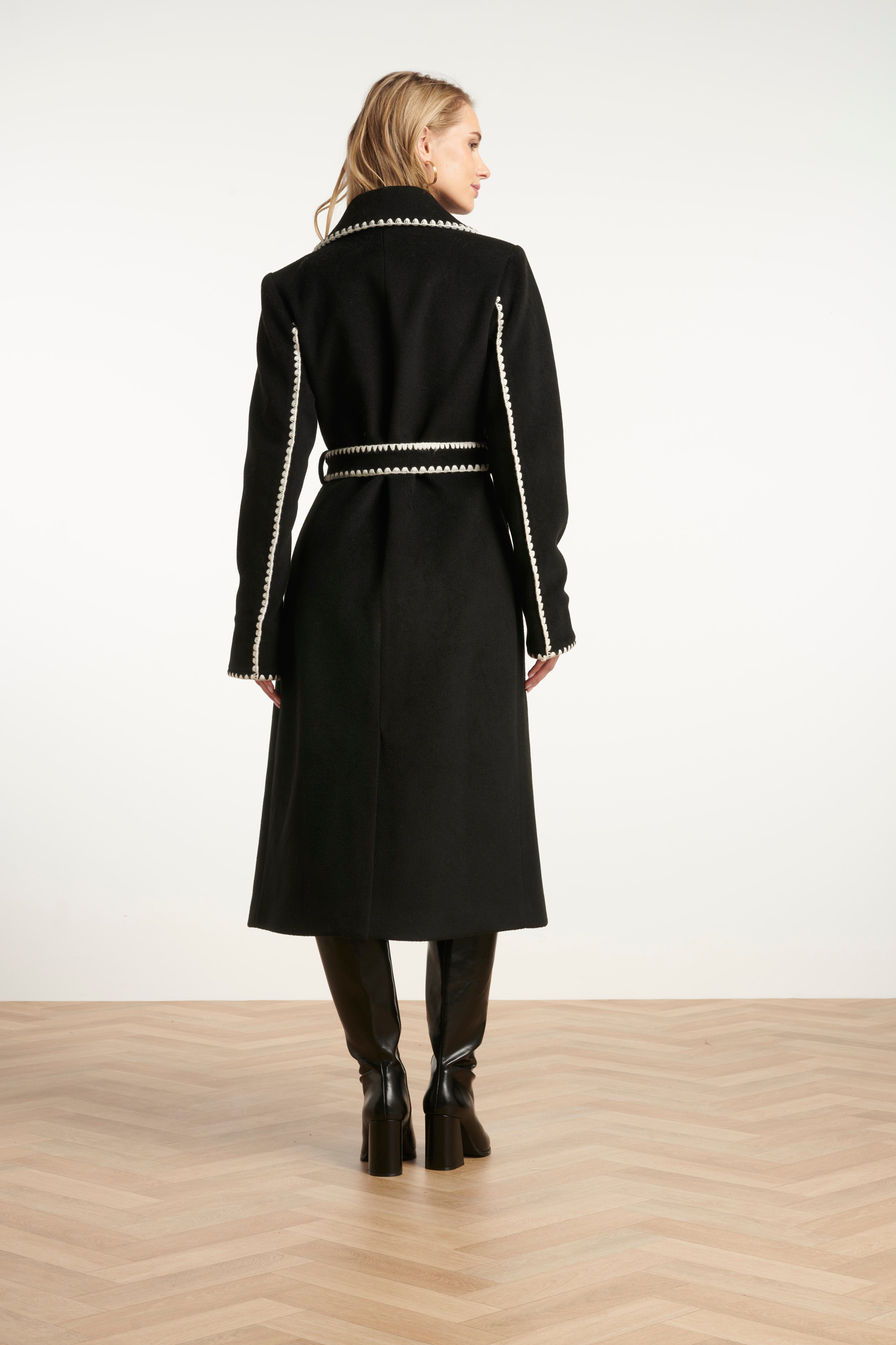 25547 Lange Jas Met Contraststiksel | Black