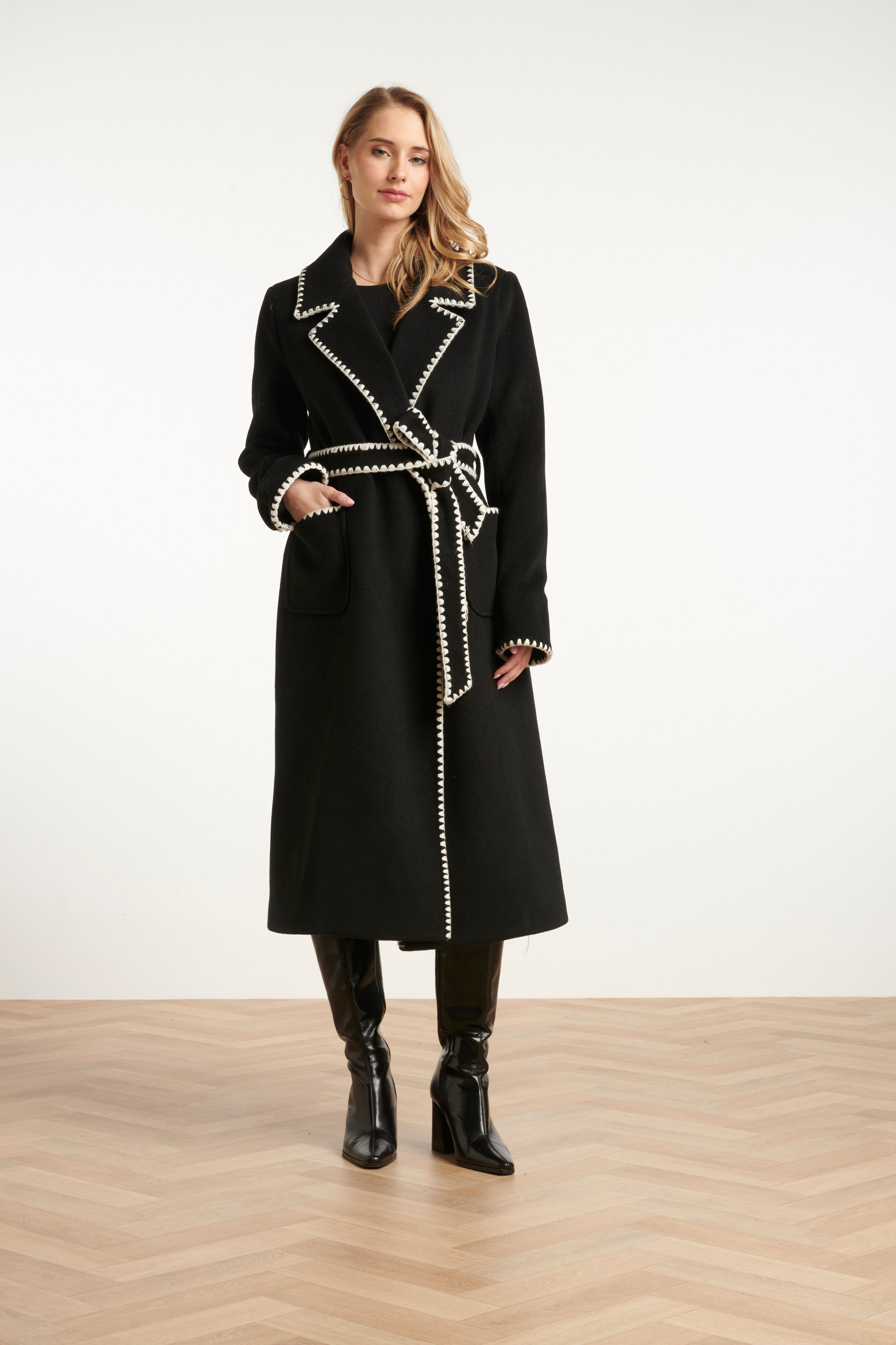25547 Lange Jas Met Contraststiksel | Black