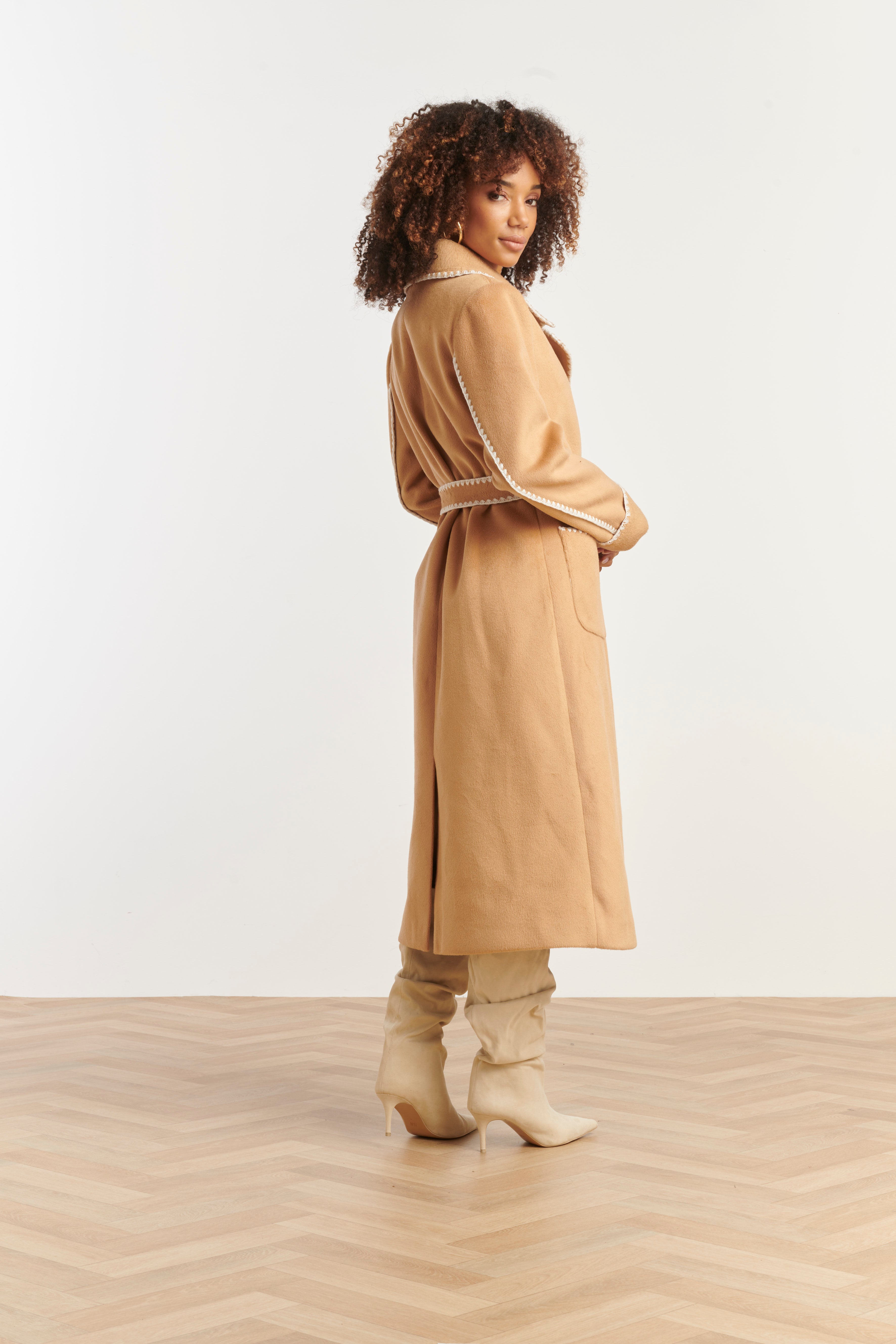 25547 Lange Jas Met Contraststiksel | Camel