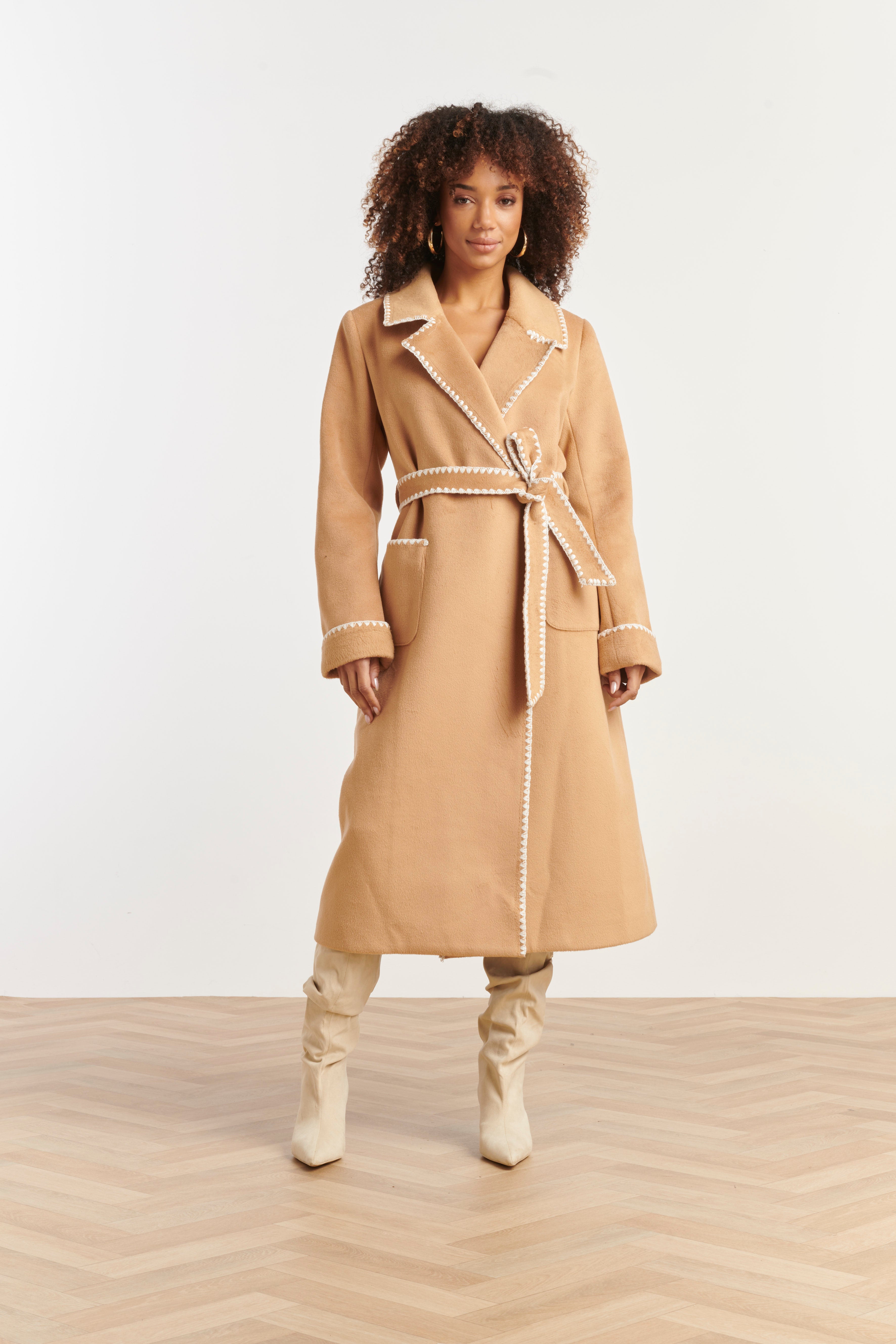 25547 Lange Jas Met Contraststiksel | Camel