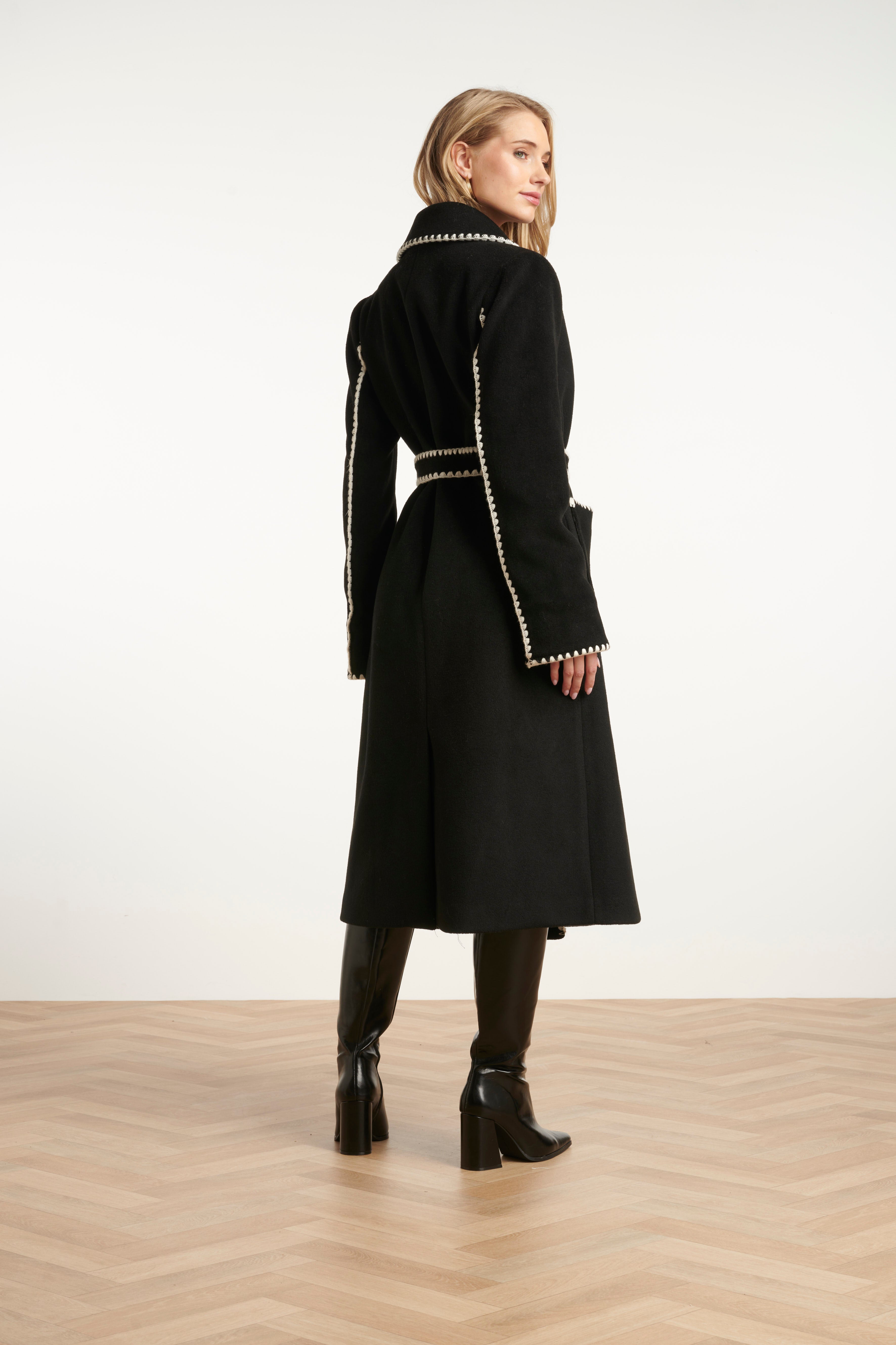 25547 Smashed Lemon Lange Jas met Contraststiksel | Black