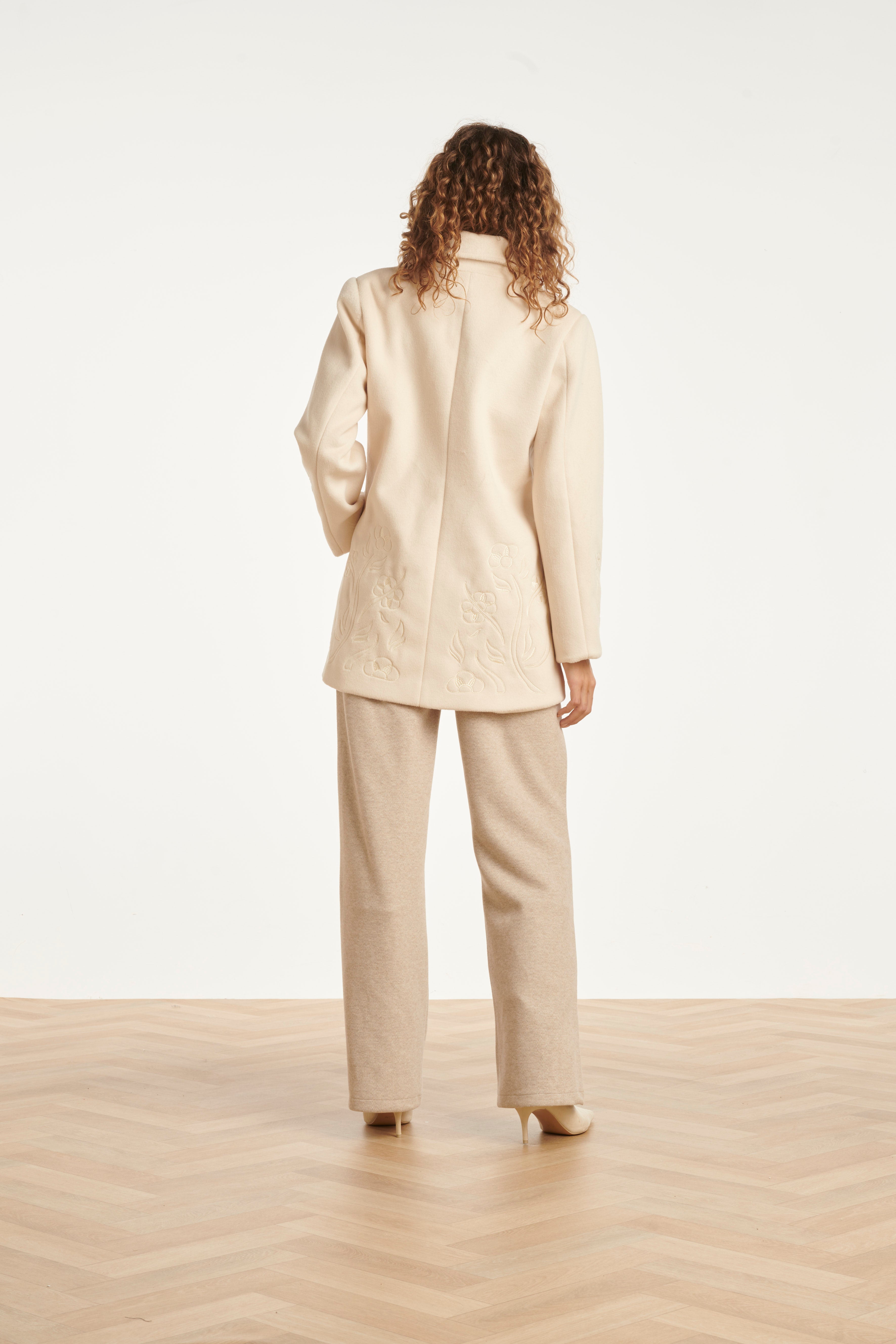25548 Korte Double Breasted Jas met Bloemenborduursel in Off-white | Off White