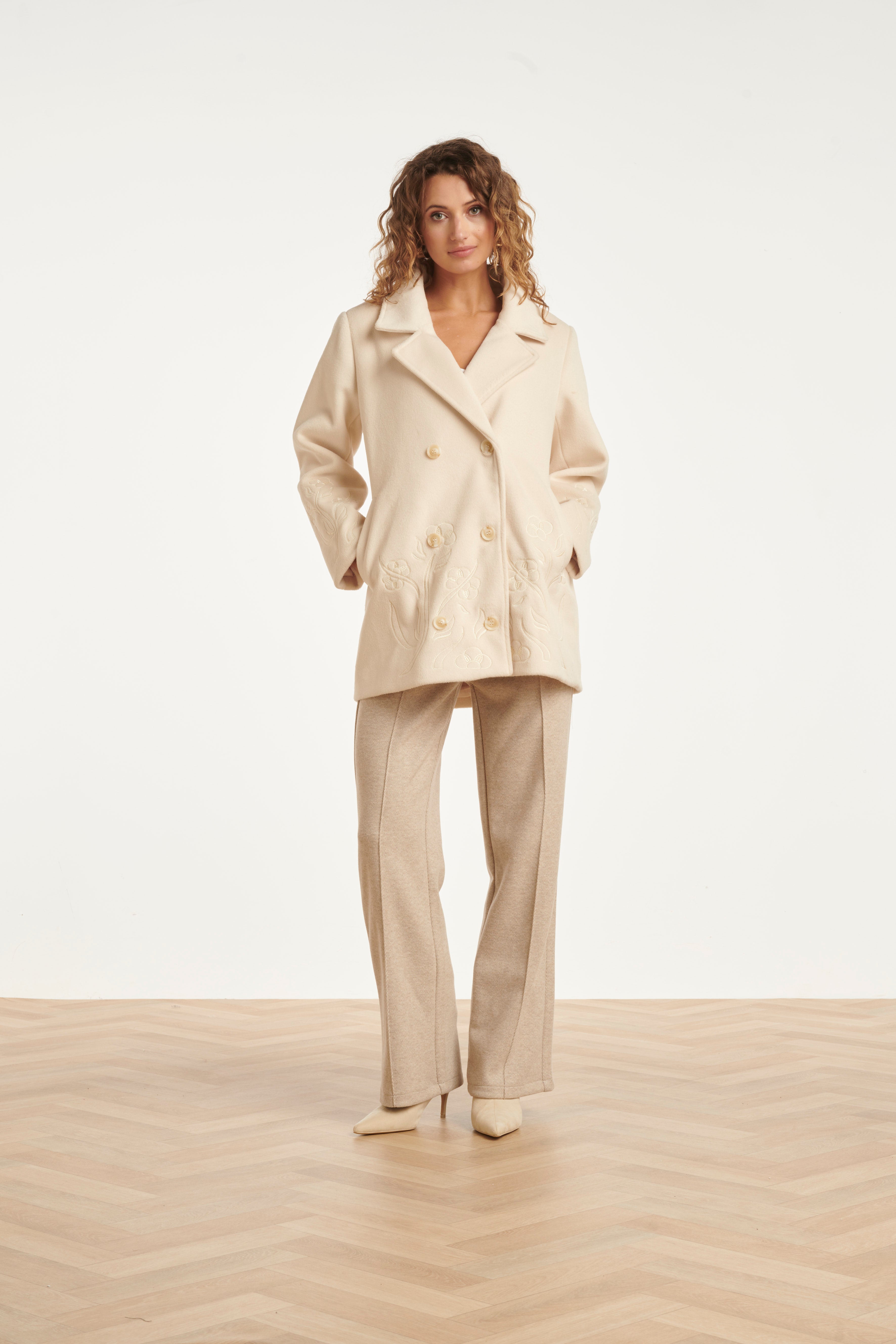 25548 Korte Double Breasted Jas met Bloemenborduursel in Off-white | Off White