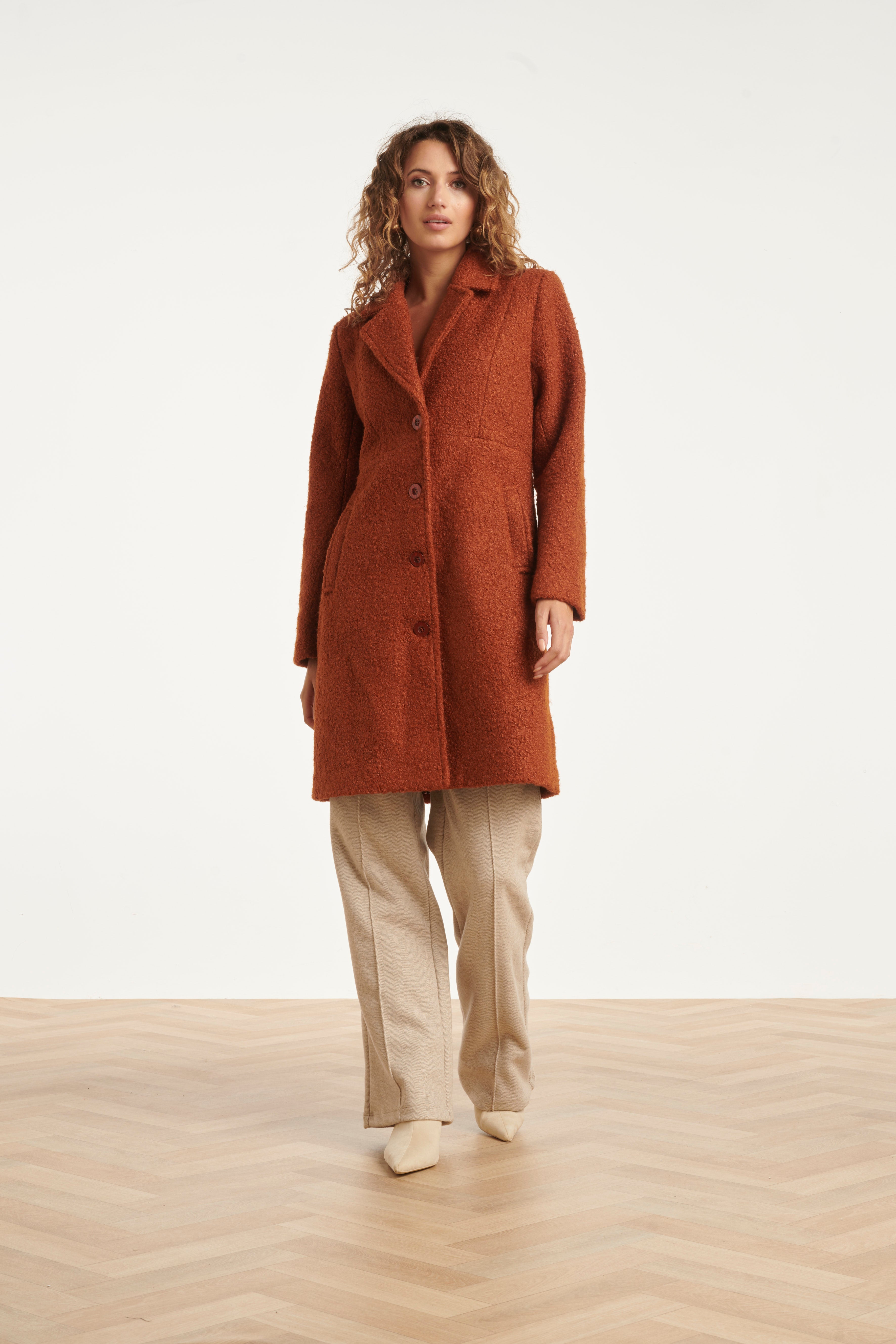25554 Bouclé Jas Met Parelmoerknopen | Cognac