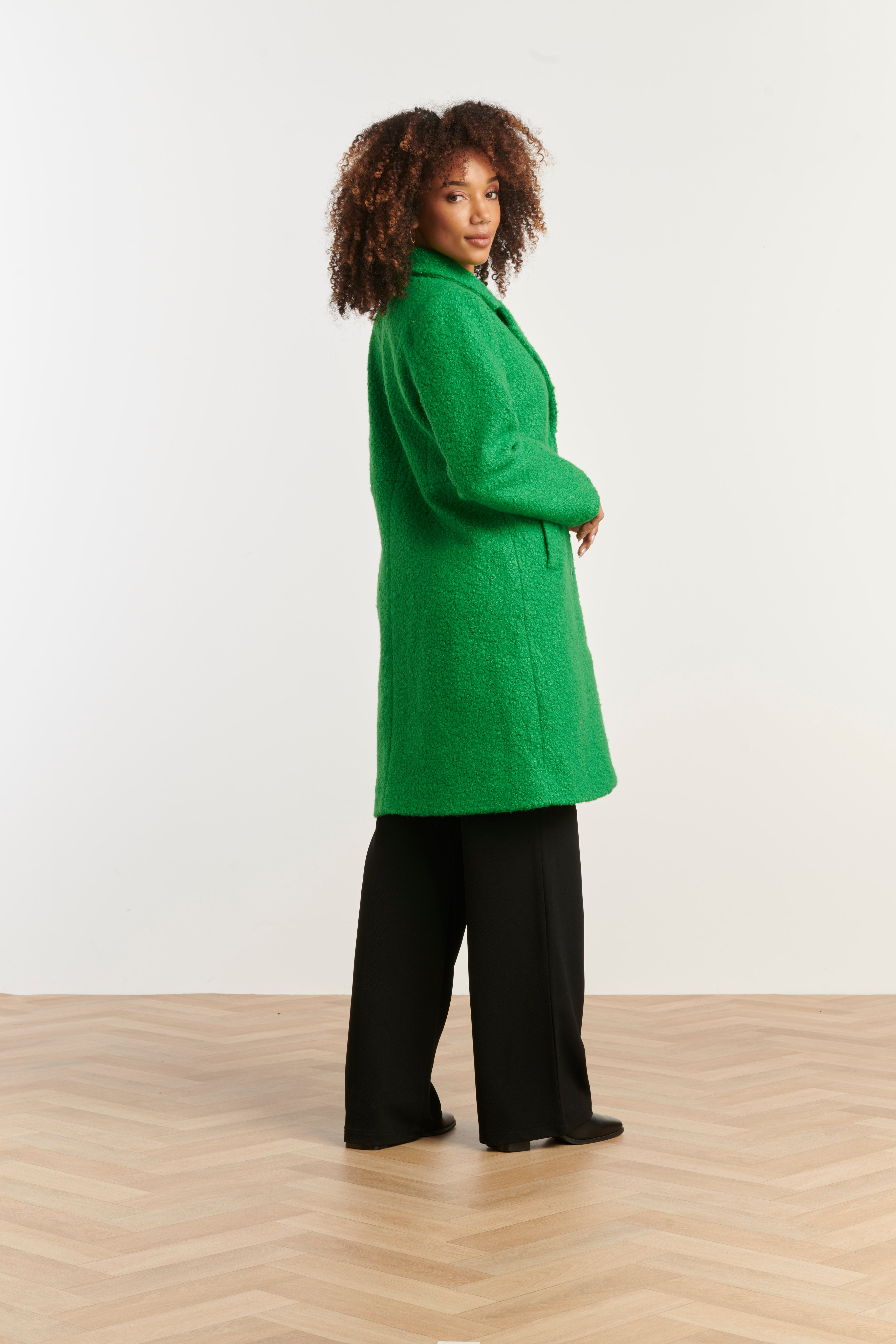 25554 Bouclé Jas Met Parelmoerknopen | Green