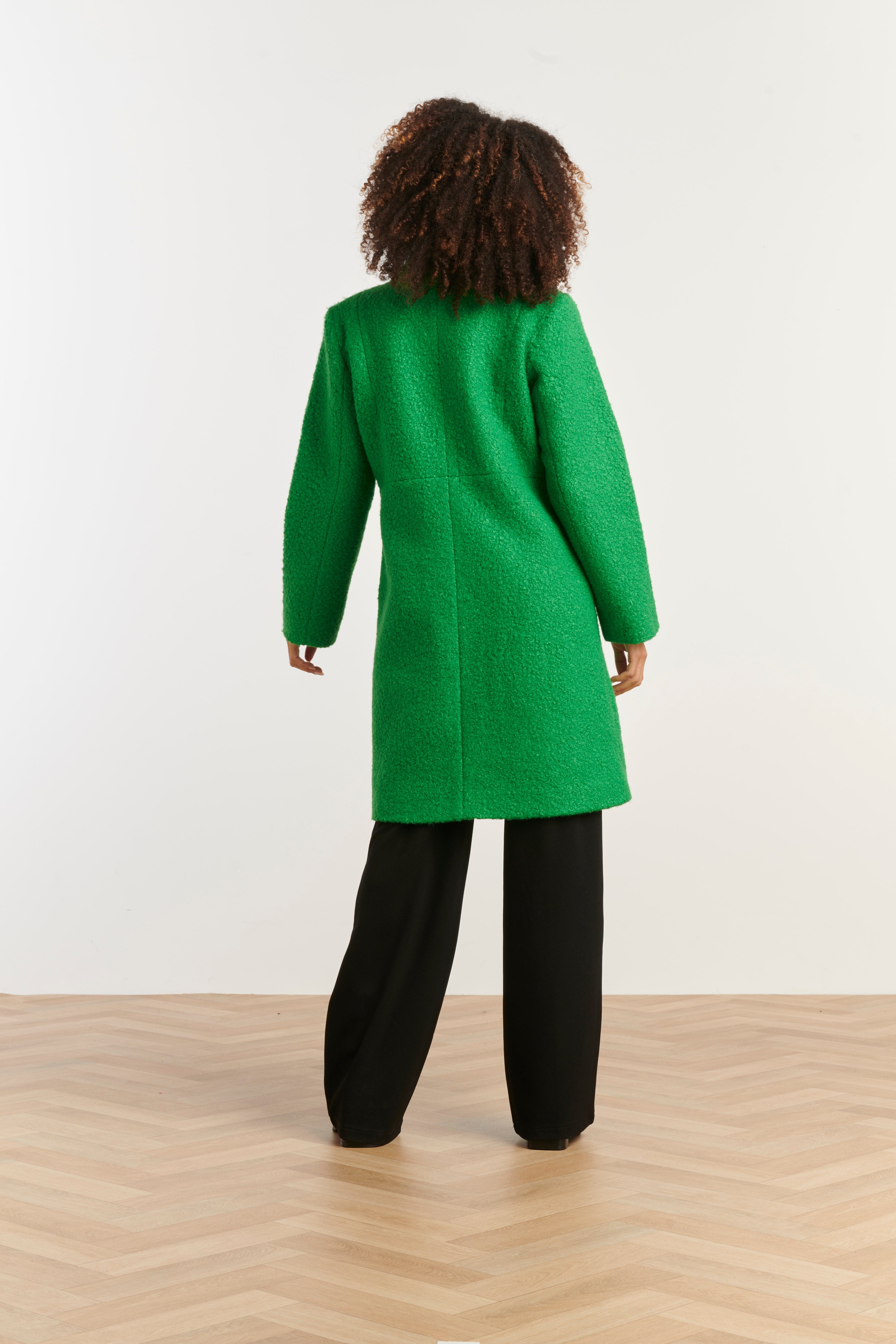 25554 Bouclé Jas Met Parelmoerknopen | Green