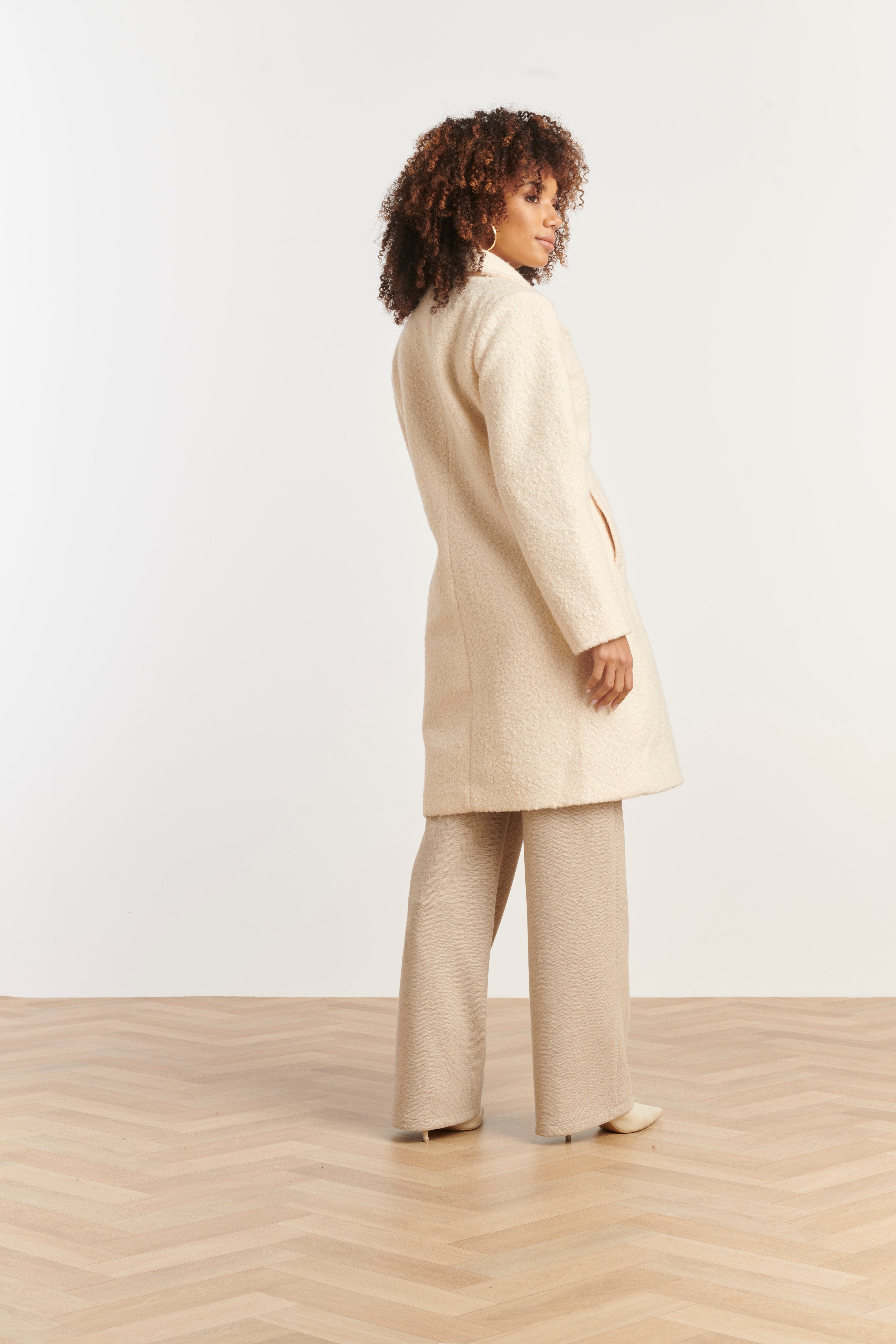 25554 Bouclé Jas Met Parelmoerknopen | Off White