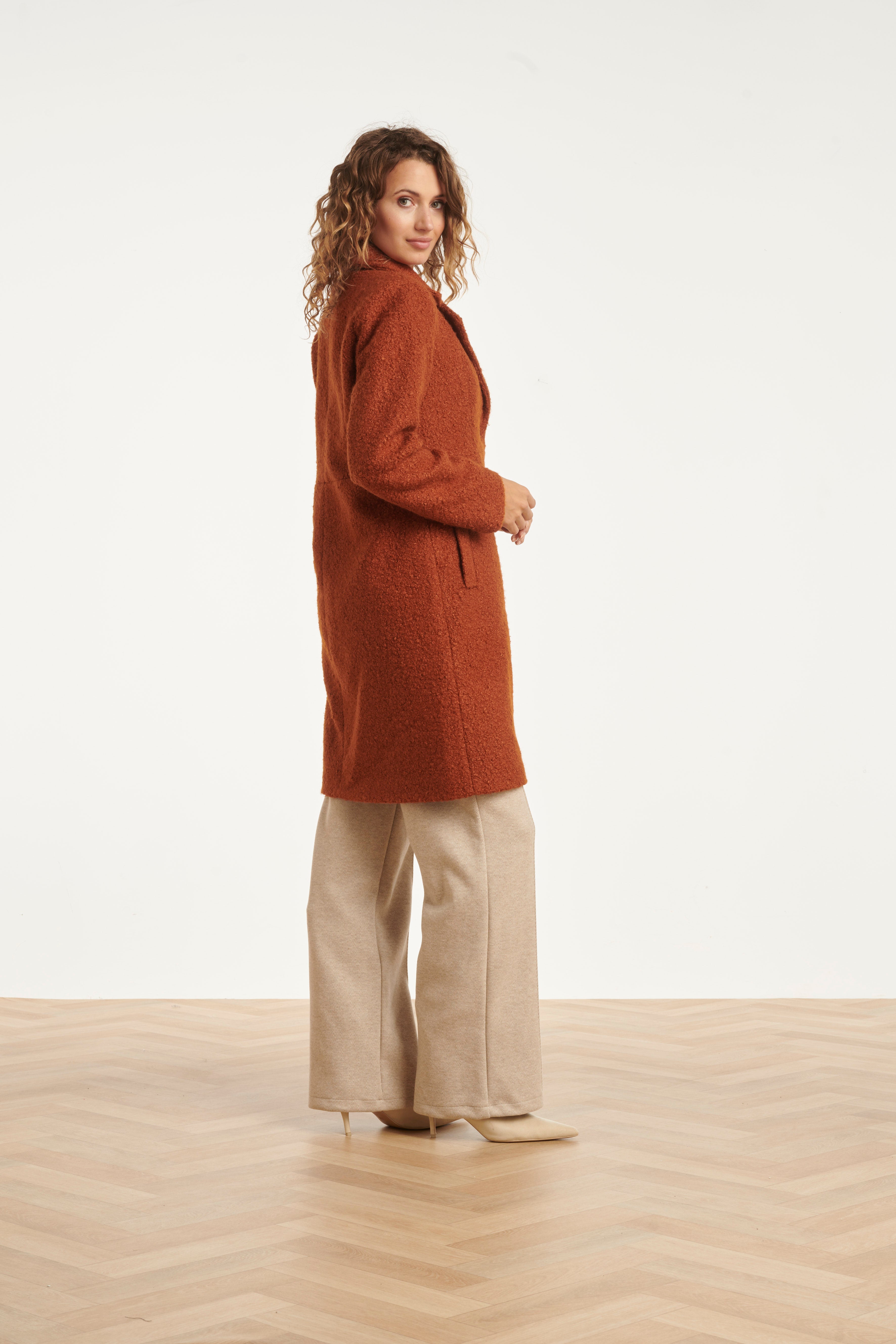 25554 Smashed Lemon Bouclé Jas met Parelmoerknopen | Cognac