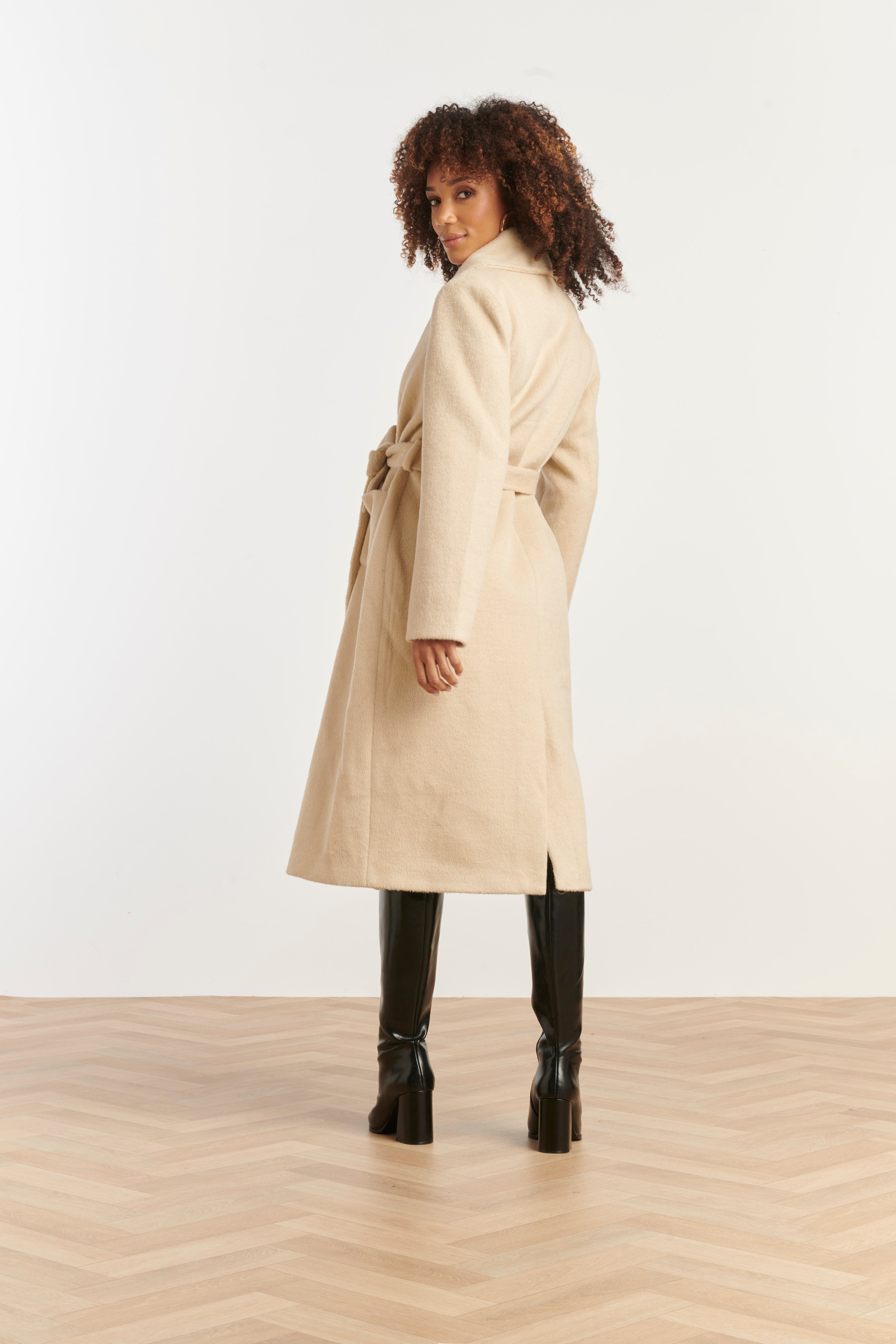 25555 Smashed Lemon Lange Uni Jas met Ceintuur | Sand