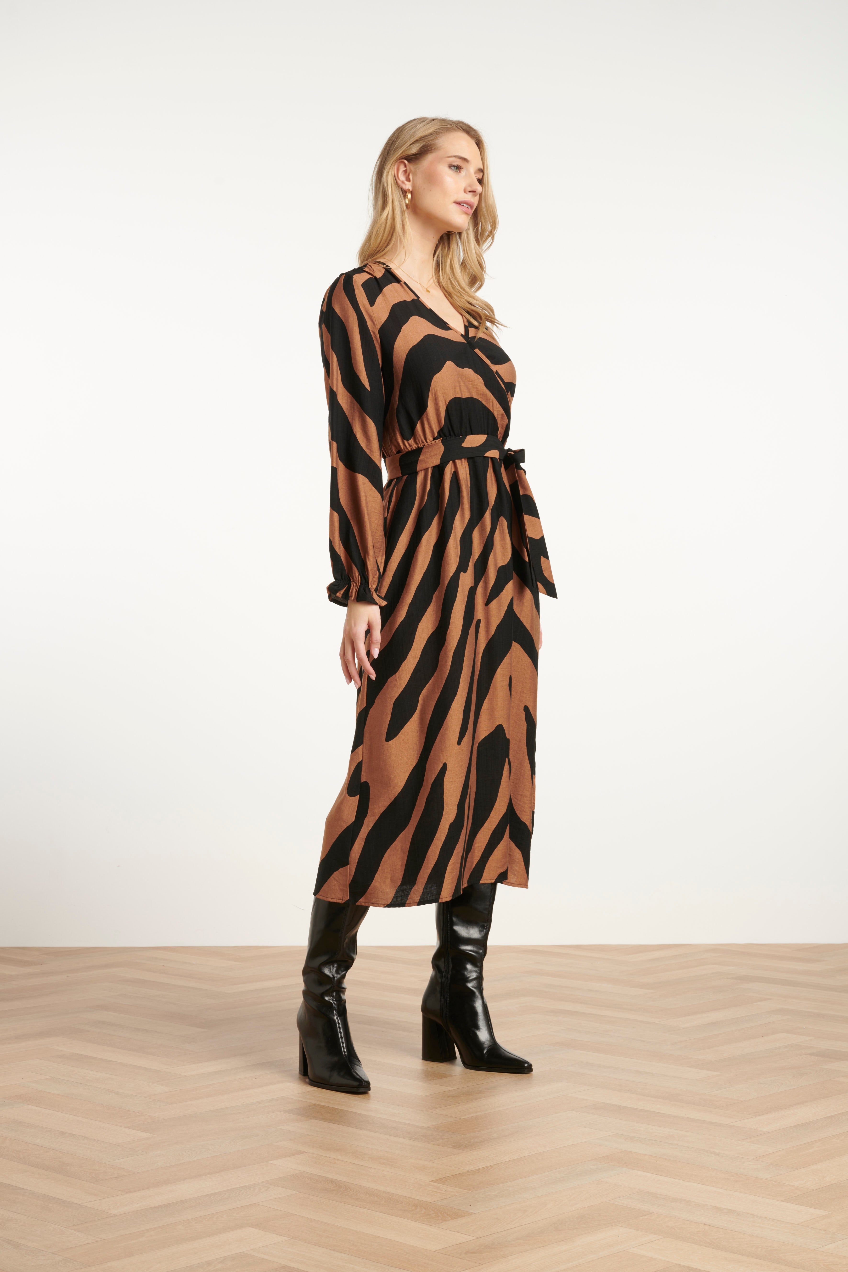 25557 Midi DierEnprInt Jurk Met Ceintuur in Bruin en Zwart | Brown - Black