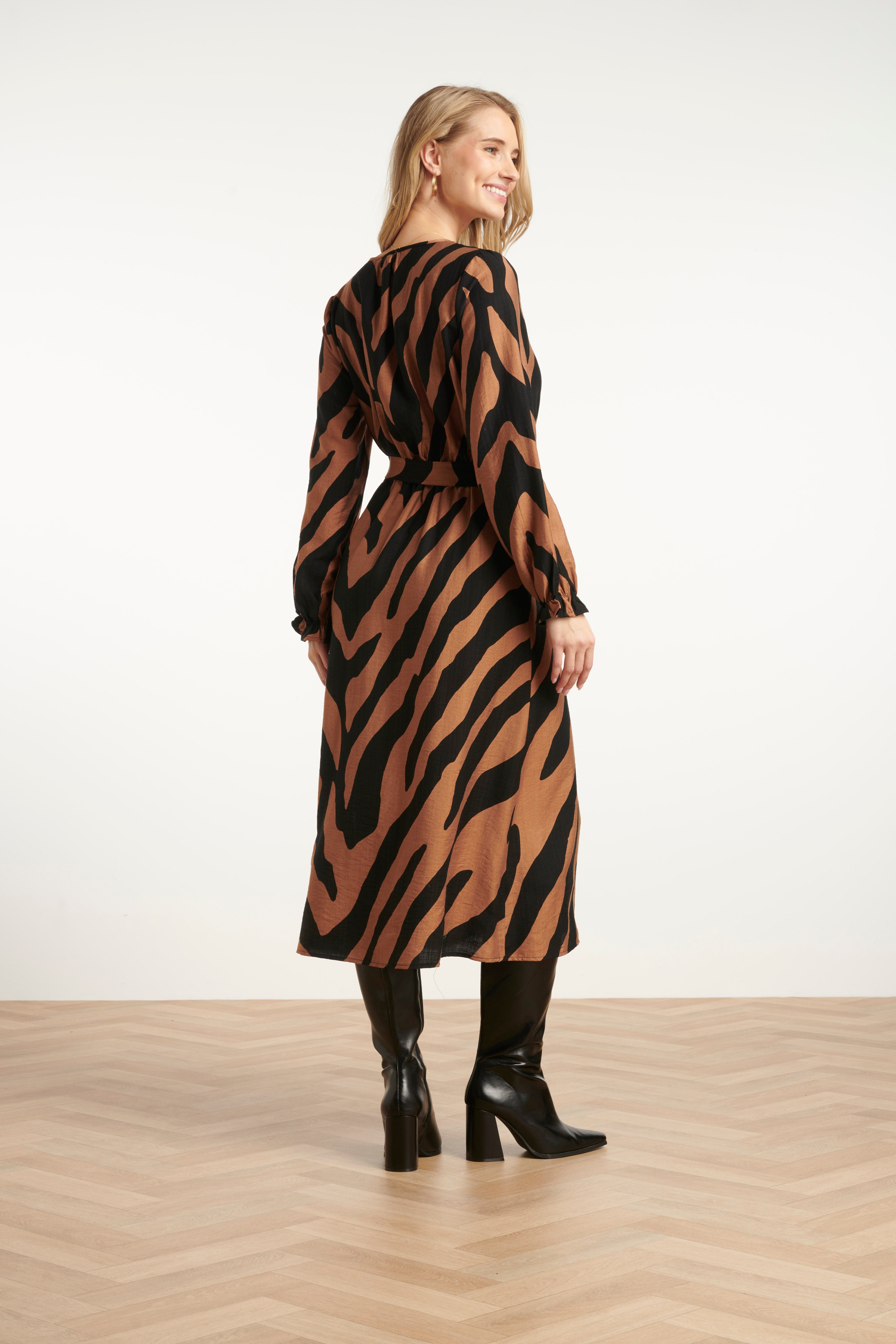 25557 Midi DierEnprInt Jurk Met Ceintuur in Bruin en Zwart | Brown - Black