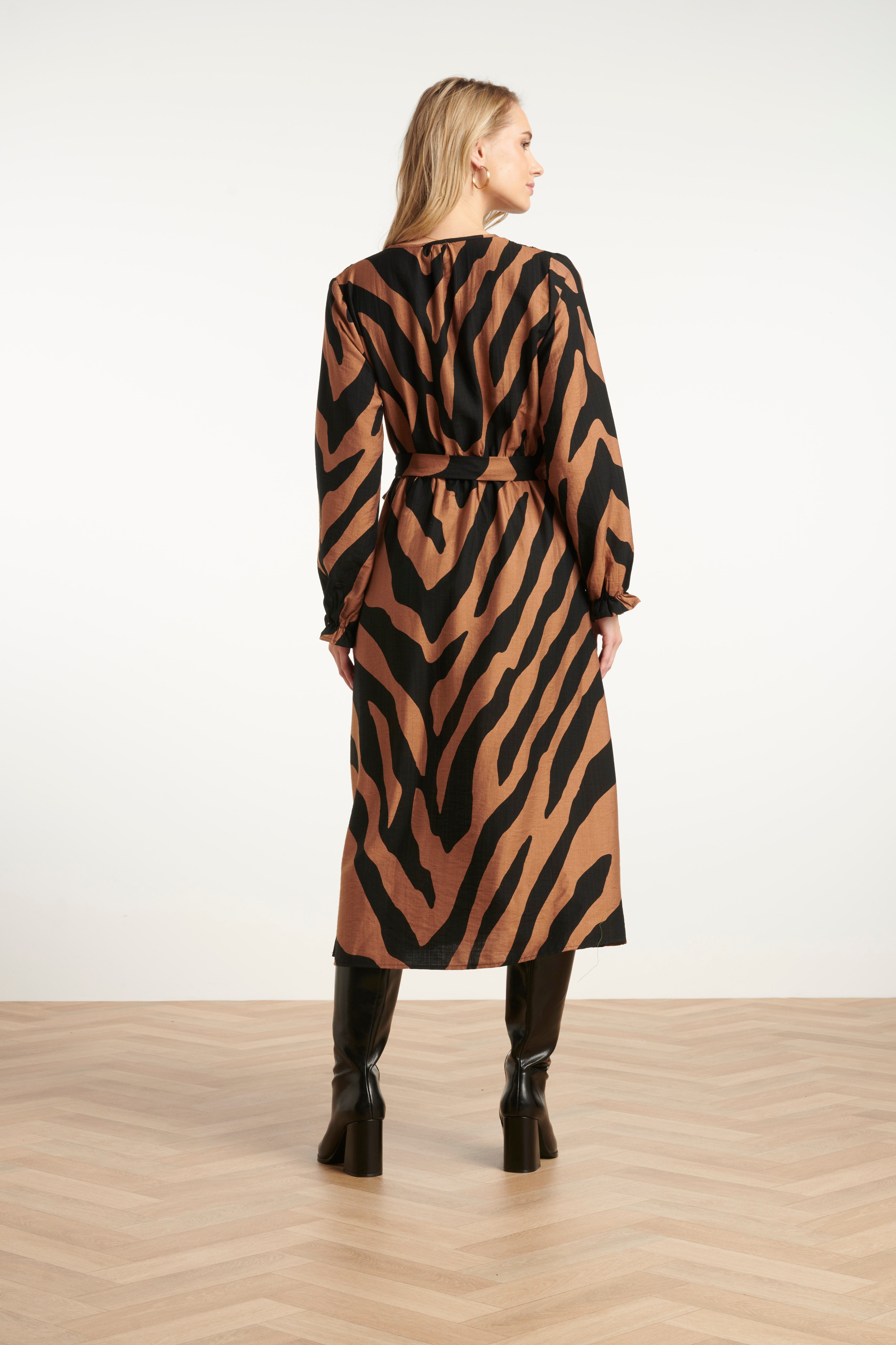 25557 Midi DierEnprInt Jurk Met Ceintuur in Bruin en Zwart | Brown - Black