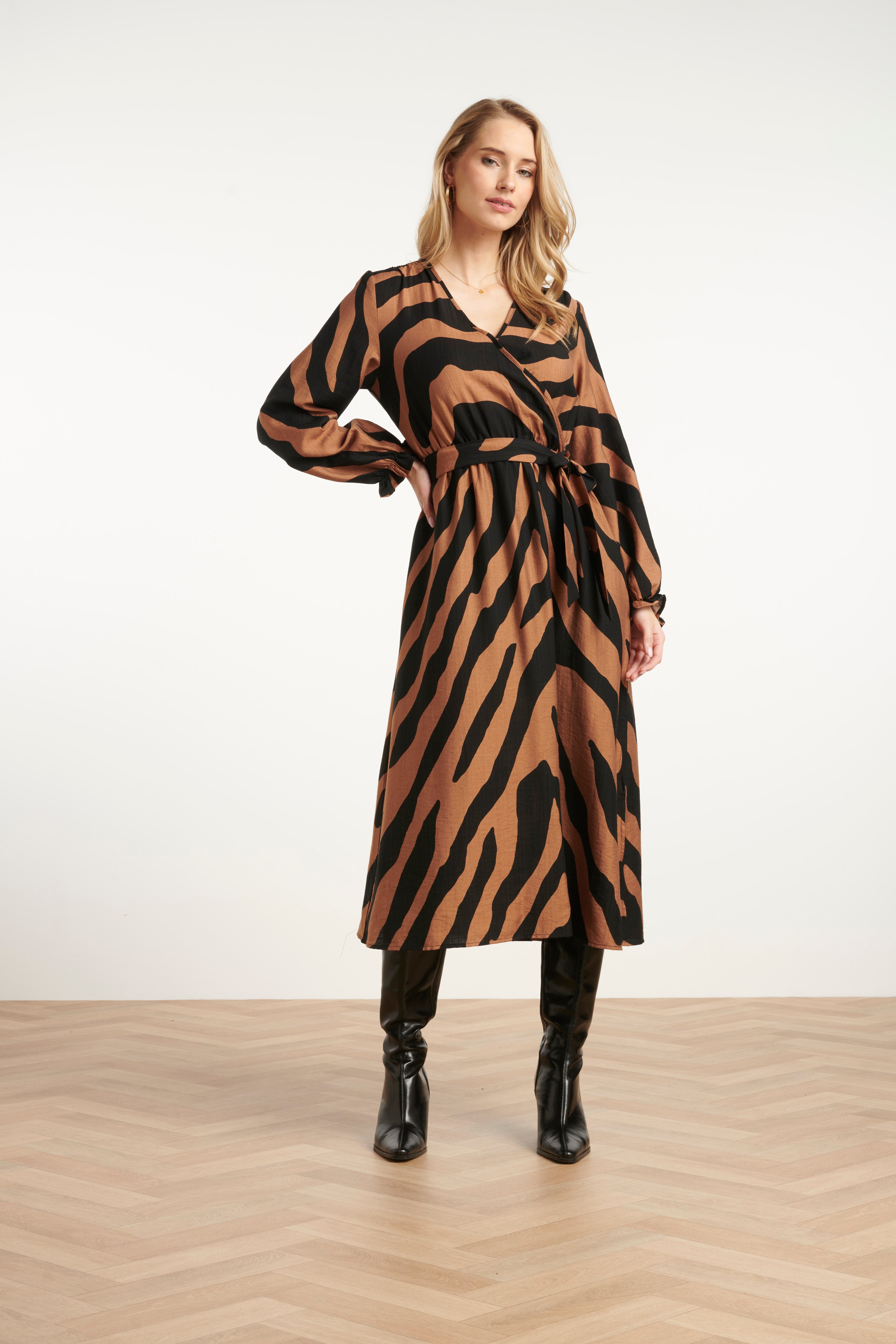 25557 Midi DierEnprInt Jurk Met Ceintuur in Bruin en Zwart | Brown - Black