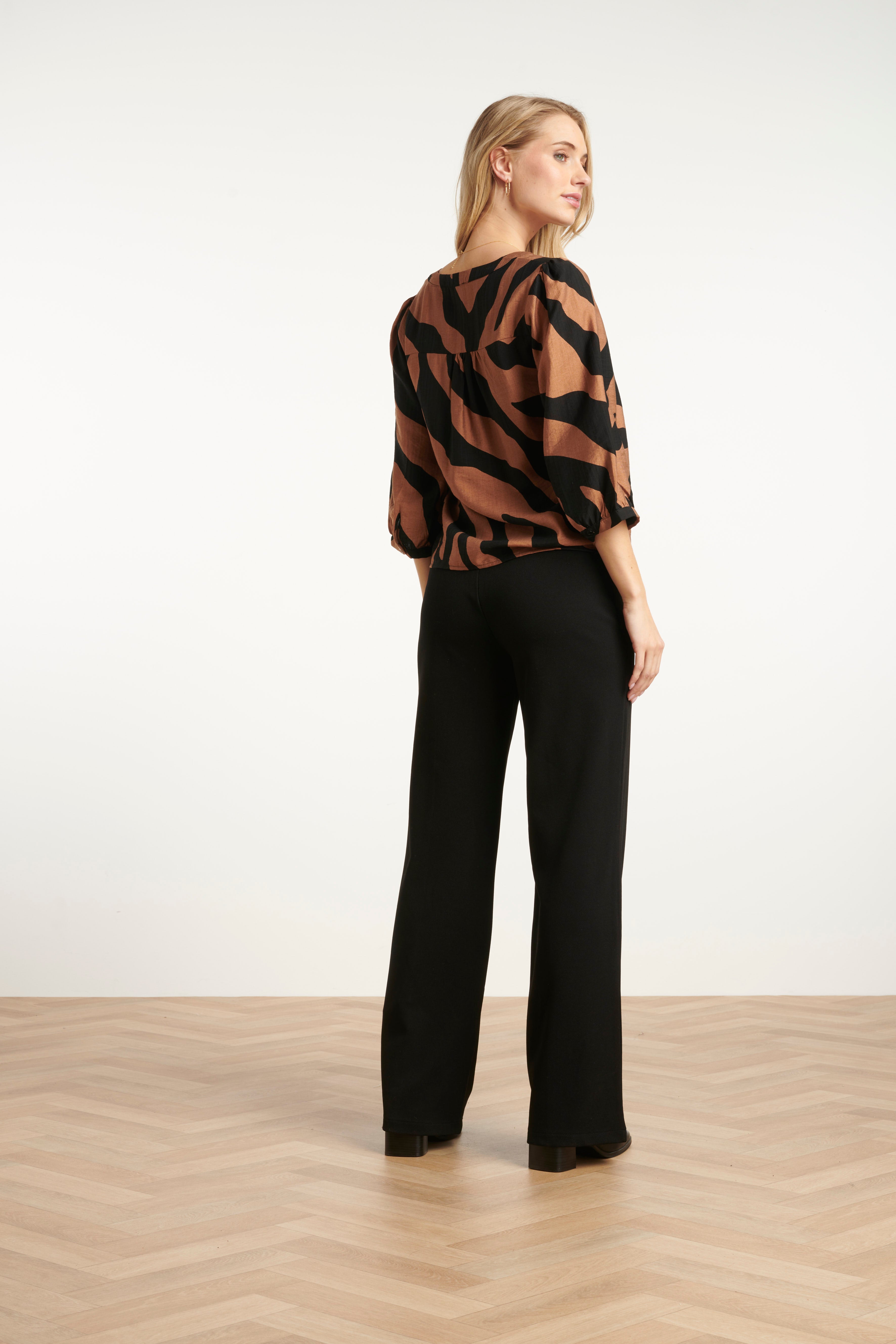 25558 Bruin En Zwart Dierenprint Top Met V-Hals | Brown - Black