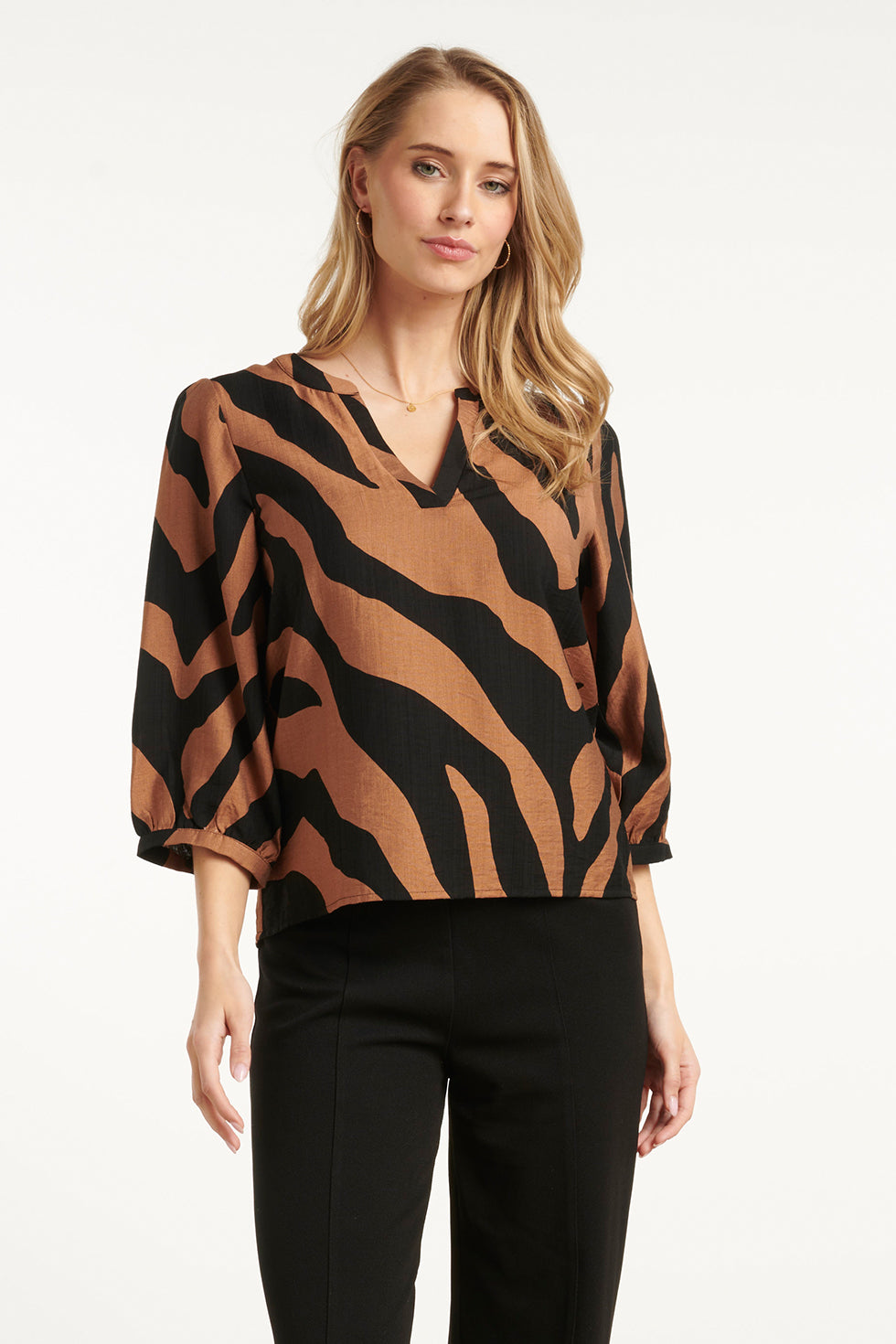 25558 Bruin en Zwart Dierenprint Top met V-hals | Brown - Black