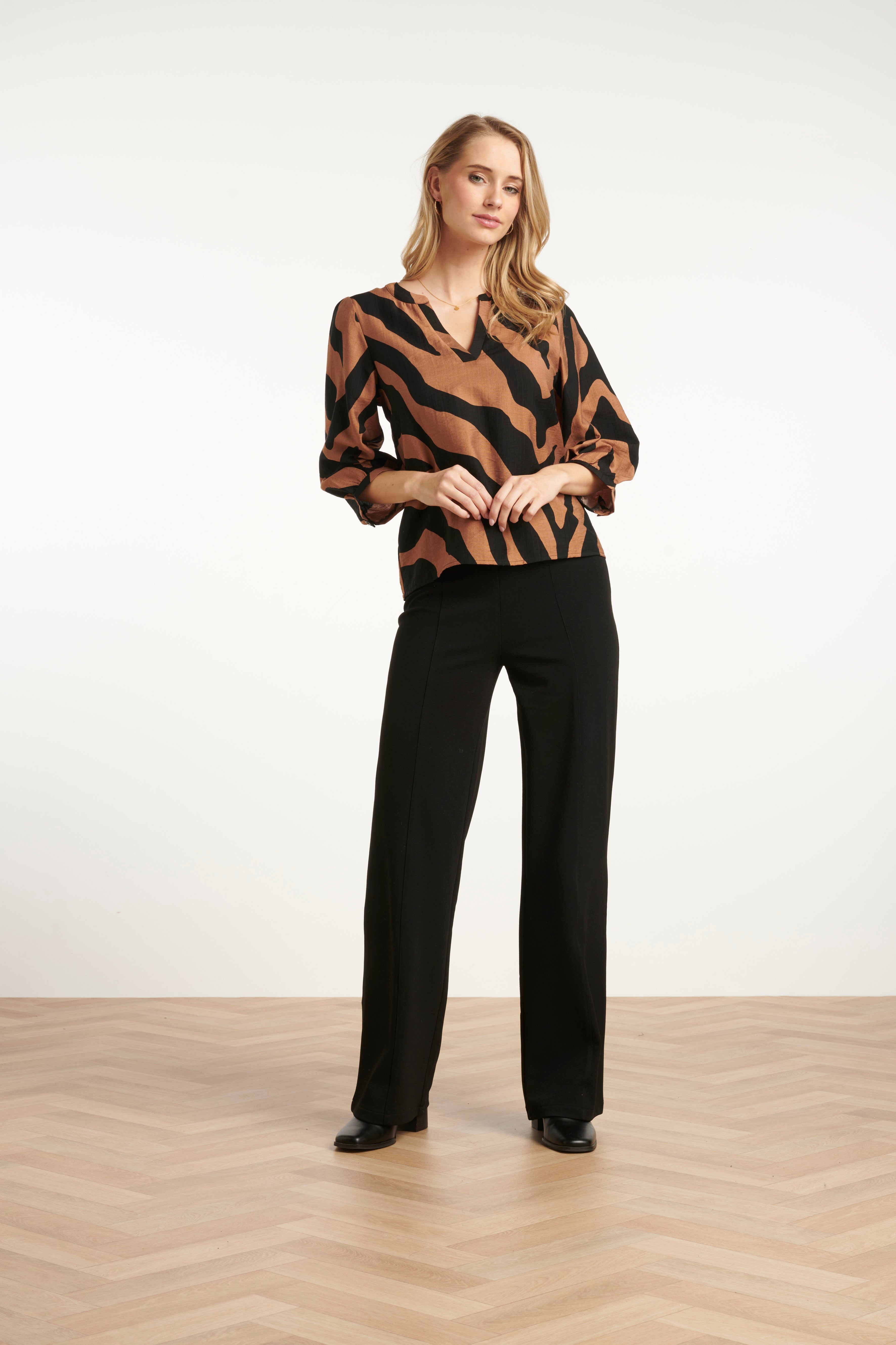 25558 Bruin en Zwart Dierenprint Top met V-hals | Brown - Black