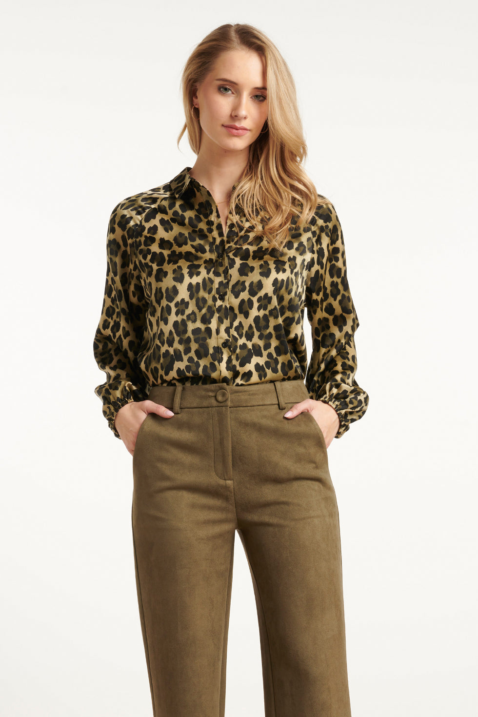 25560 SatijnEn Blouse Met LuipaardprInt En Pofmouwen in Army en Zwart | Army - Black