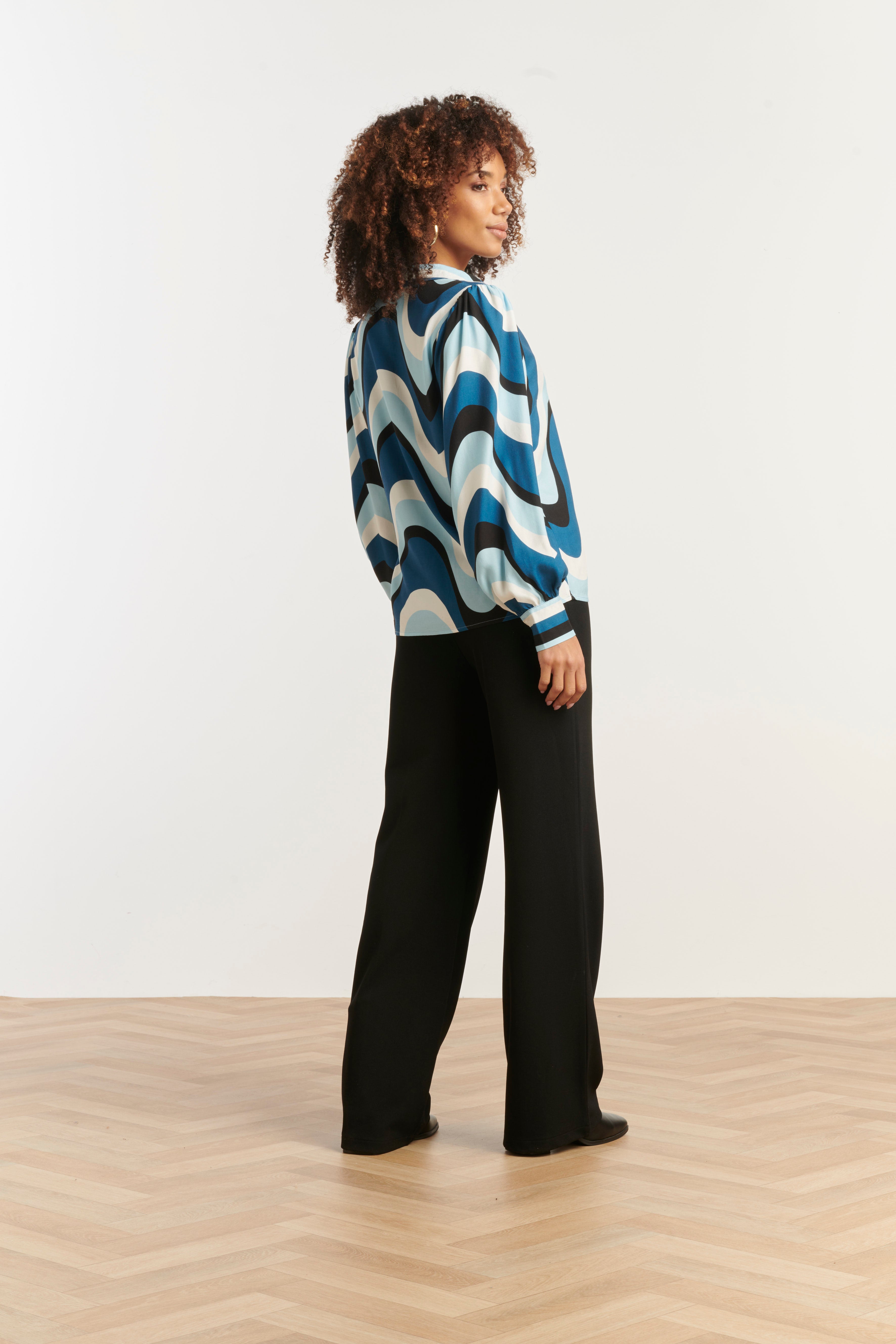 25575 GolvEnde PrInt Top in Zwart en Blauw | Light Blue - Muticolour