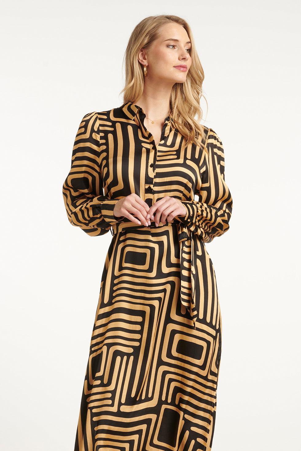 25578 Zwart en Goud Grafische geprint Midi Jurk met Kraag | Black - Camel