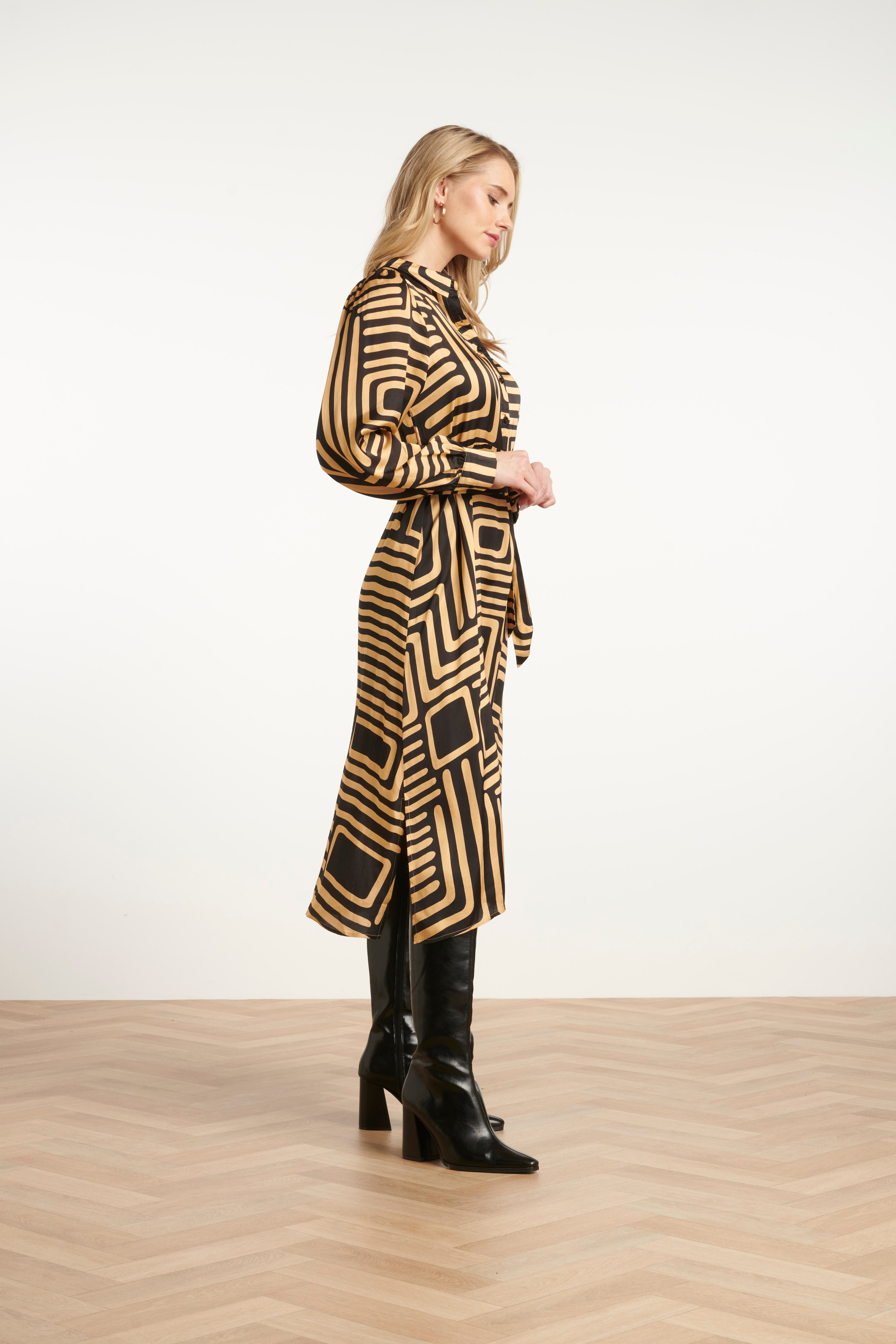 25578 Zwart en Goud Grafische geprint Midi Jurk met Kraag | Black - Camel