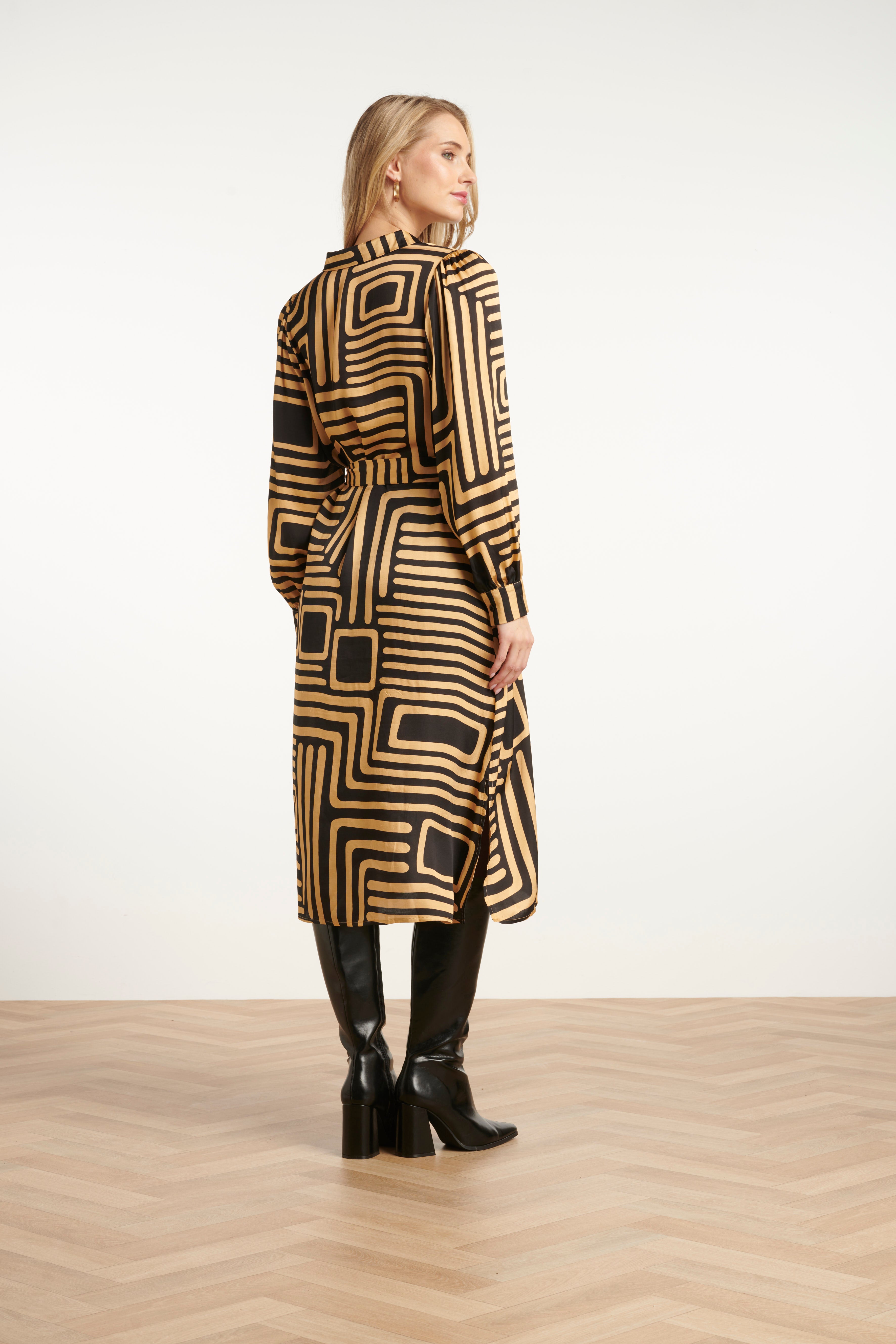 25578 Zwart en Goud Grafische geprint Midi Jurk met Kraag | Black - Camel