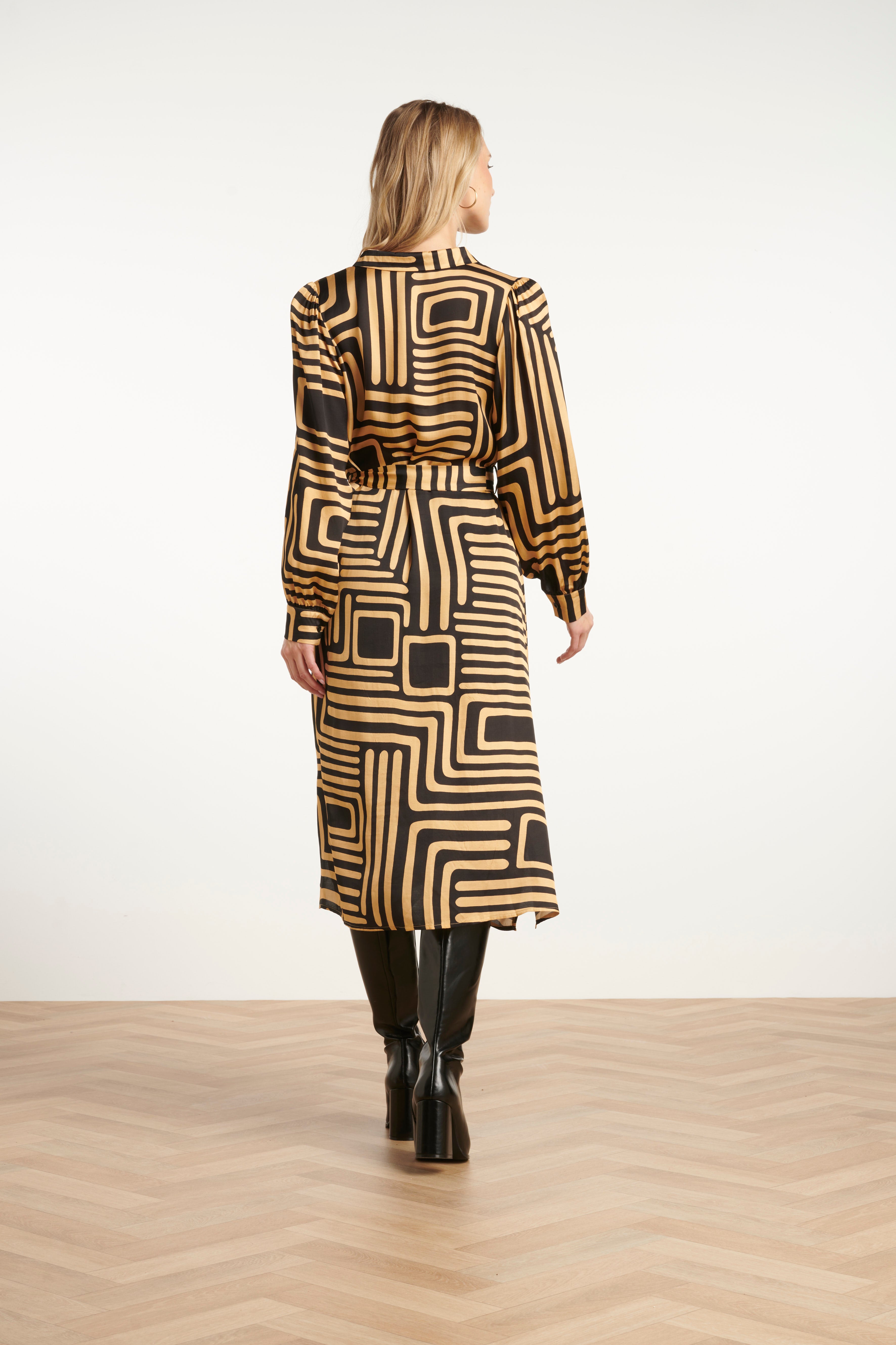 25578 Zwart en Goud Grafische geprint Midi Jurk met Kraag | Black - Camel