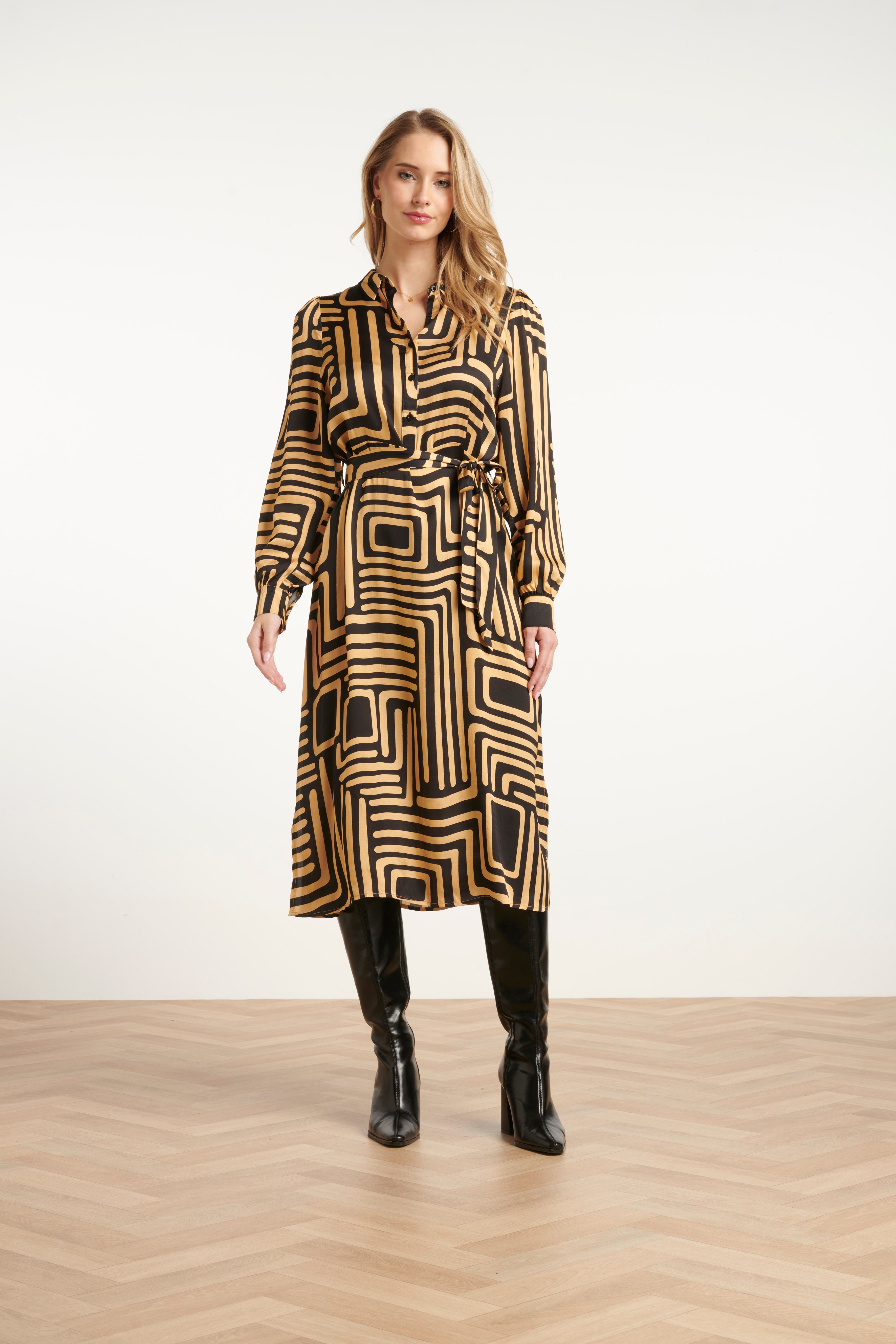 25578 Zwart en Goud Grafische geprint Midi Jurk met Kraag | Black - Camel