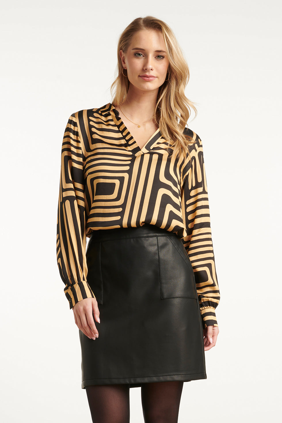 25579 Zwart En Goud Grafische Geprint Top Met Kraag | Black - Camel