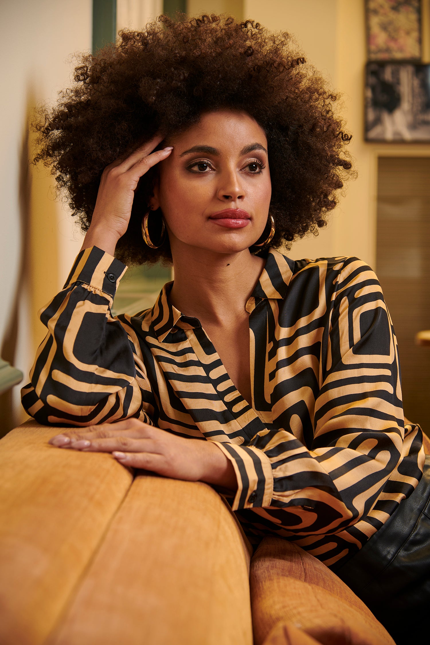 25579 Zwart en Goud Grafische geprint  Top met Kraag | Black - Camel