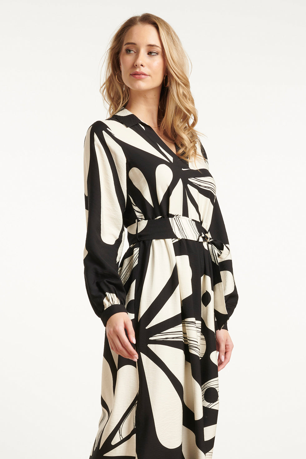 25594 Maxi Jurk Met Graffische BloemEnprInt in Zwart en Off-White | Black - Off White