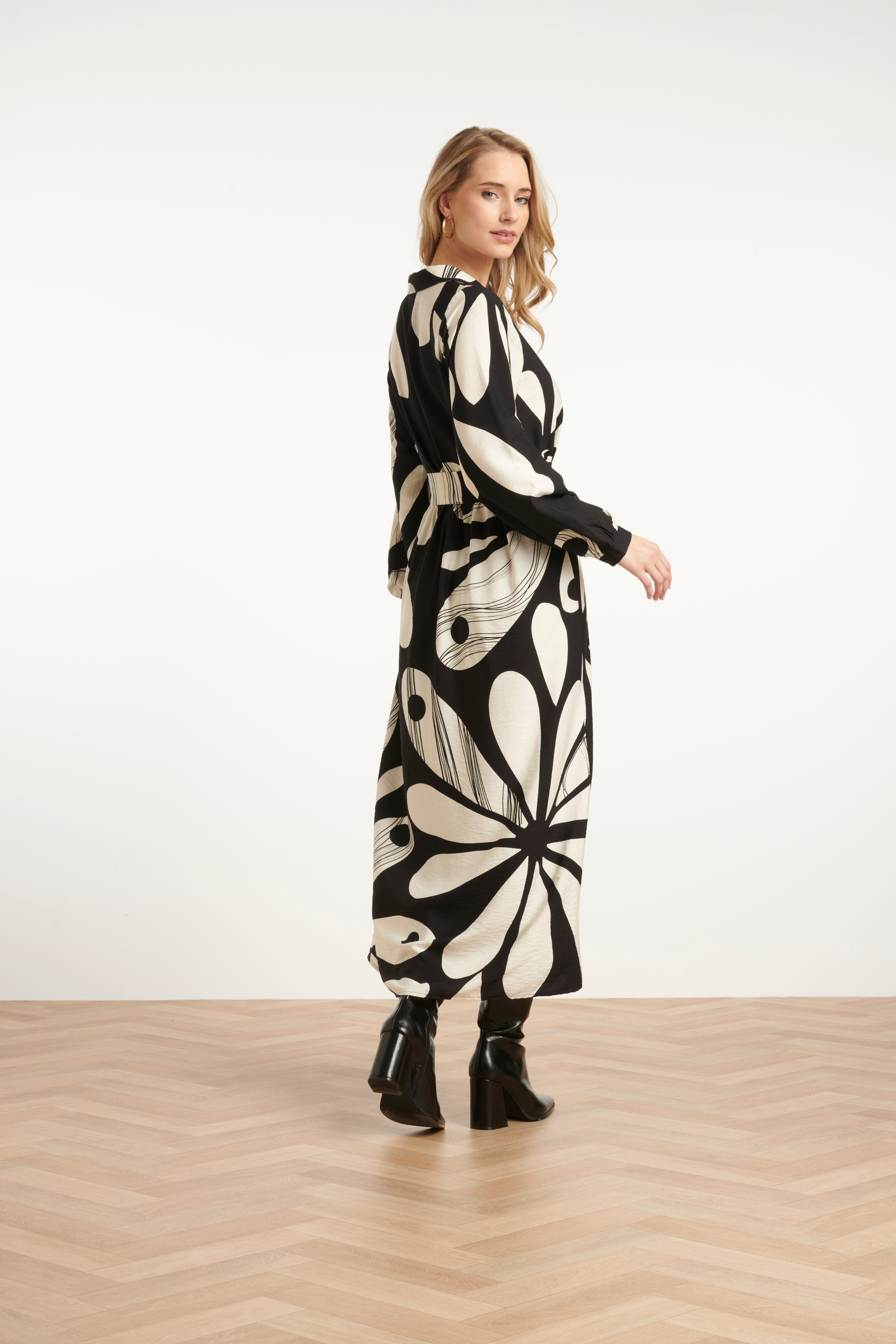 25594 Maxi Jurk Met Graffische BloemEnprInt in Zwart en Off-White | Black - Off White