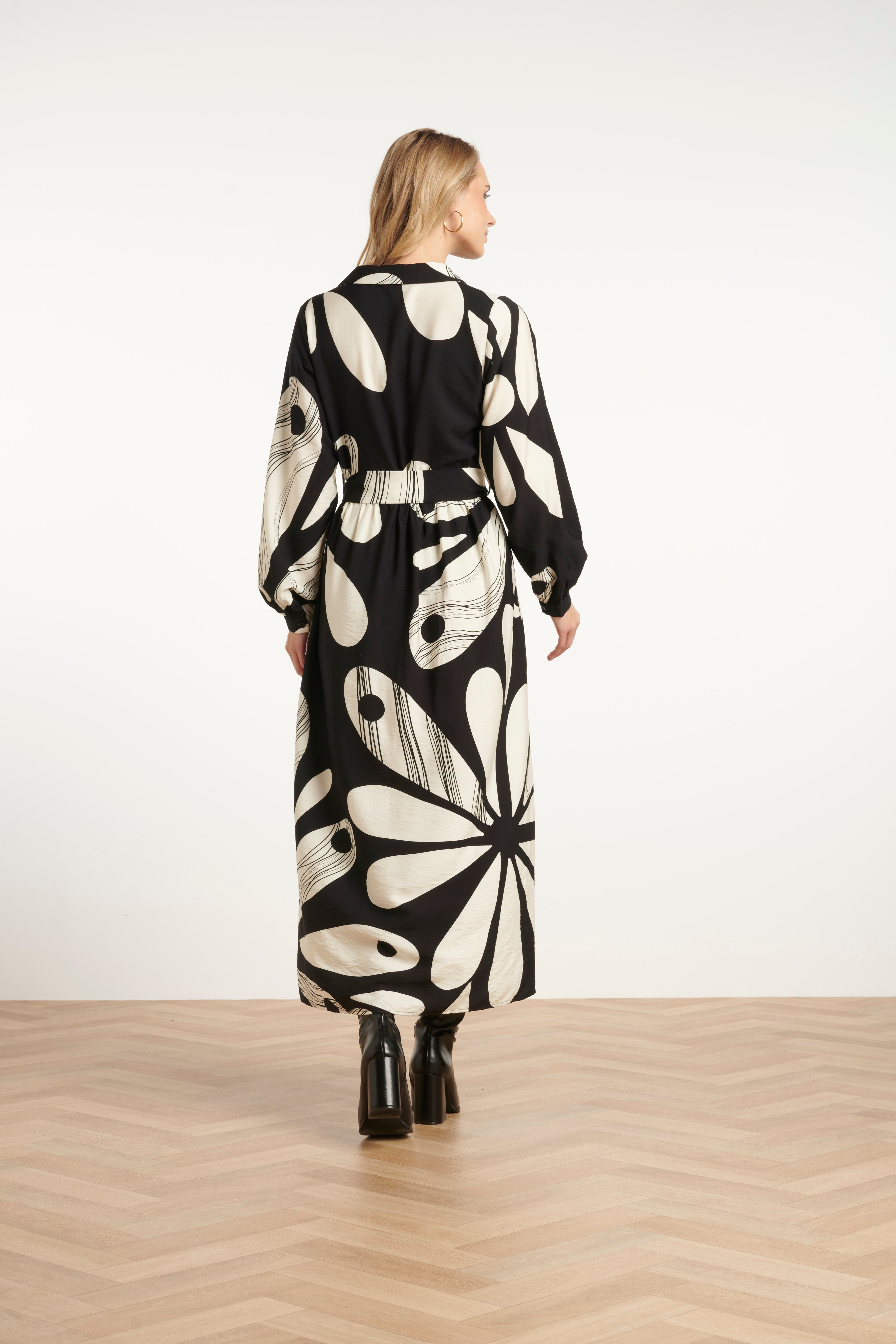 25594 Maxi Jurk Met Graffische BloemEnprInt in Zwart en Off-White | Black - Off White