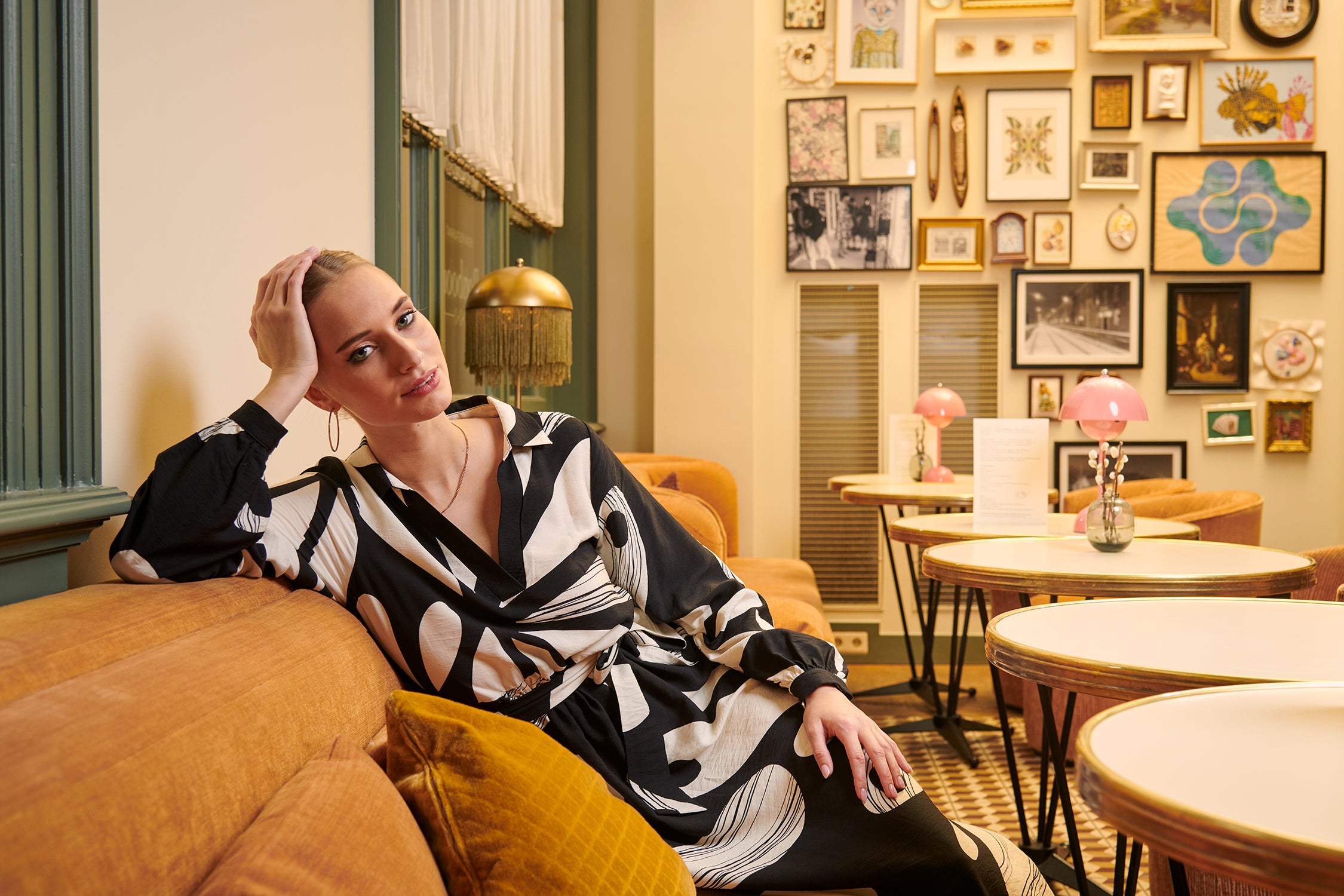 25594 Maxi Jurk Met Graffische BloemEnprInt in Zwart en Off-White | Black - Off White