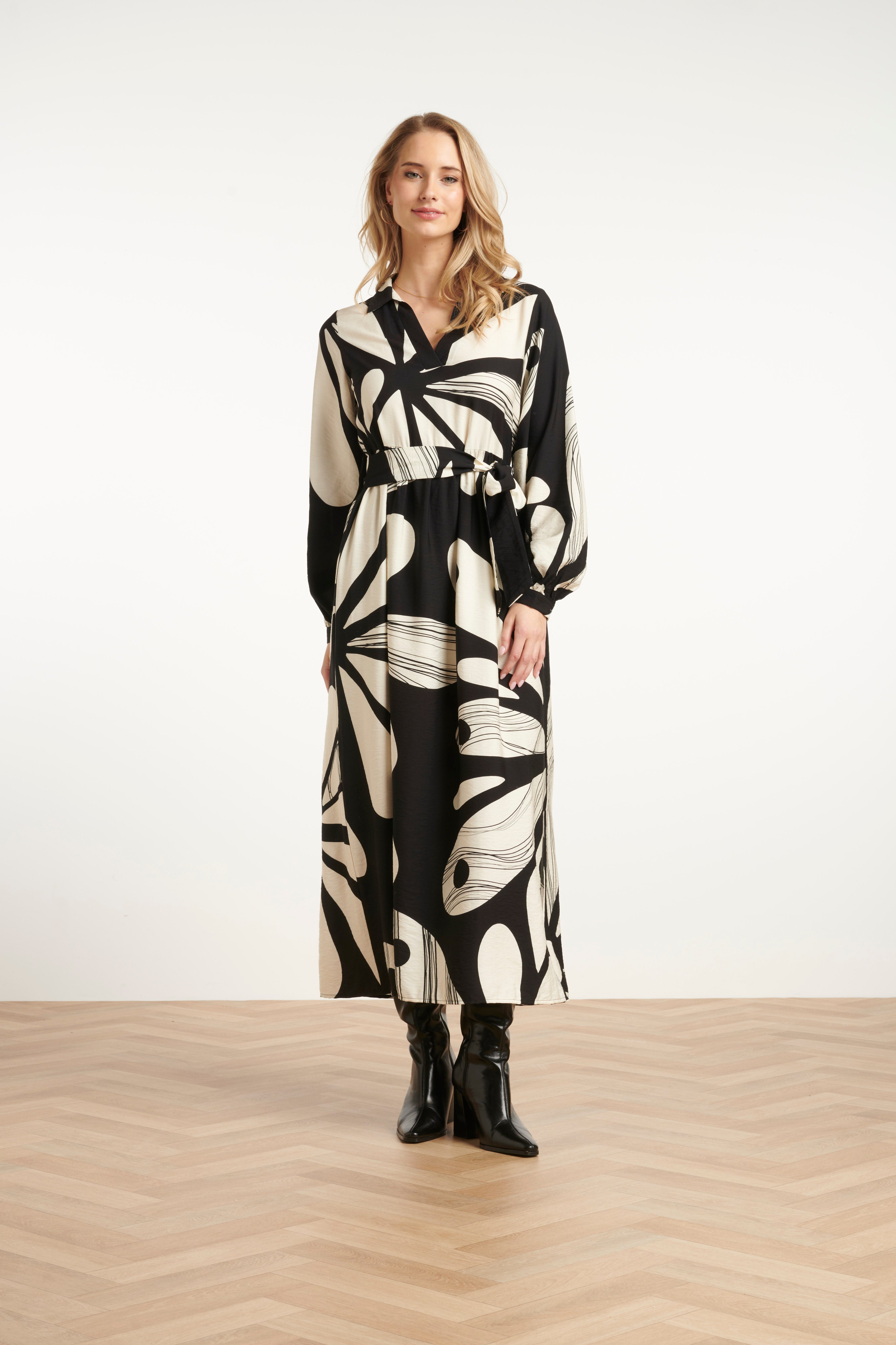 25594 Maxi Jurk Met Graffische BloemEnprInt in Zwart en Off-White | Black - Off White