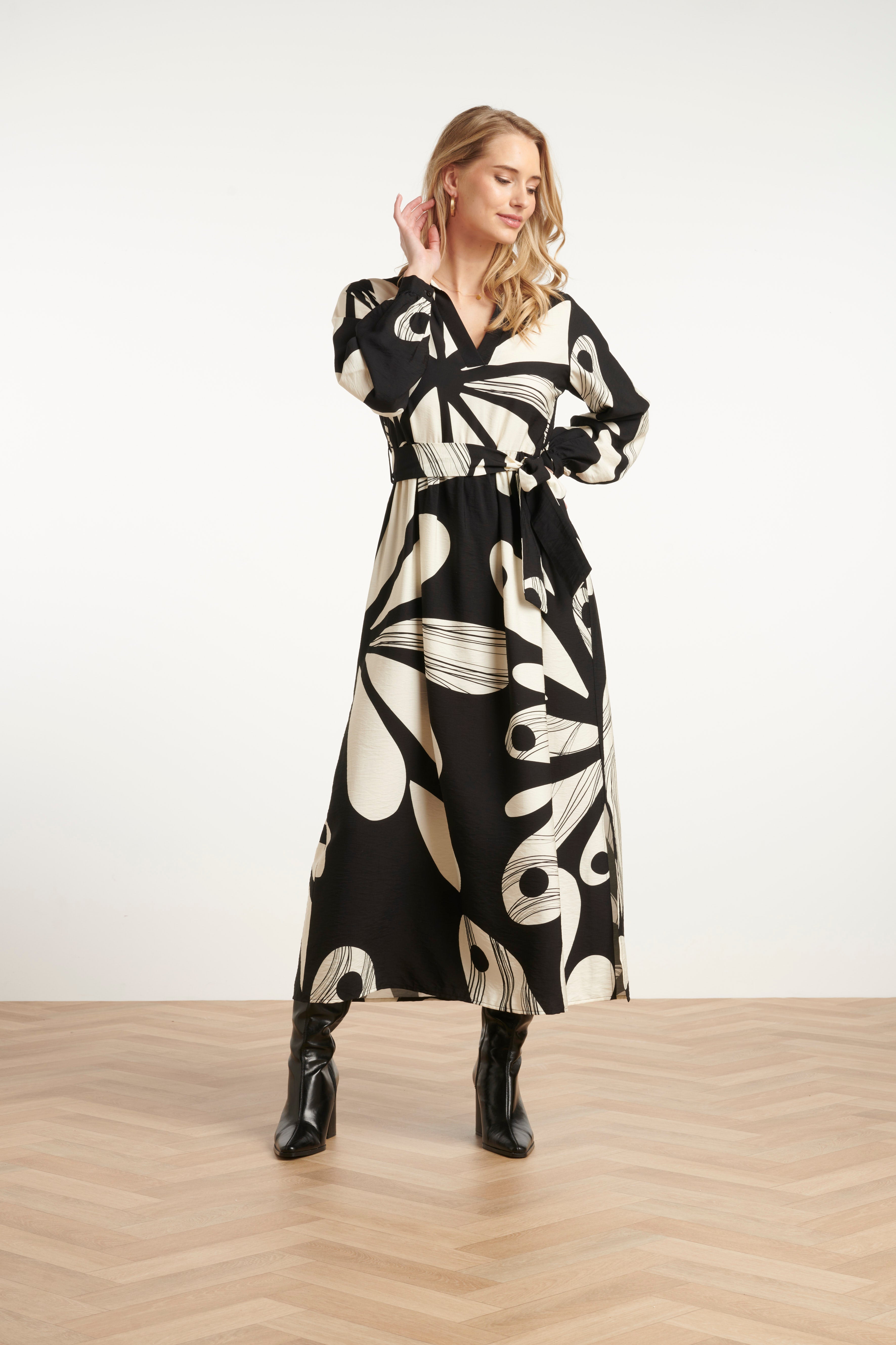 25594 Maxi Jurk Met Graffische BloemEnprInt in Zwart en Off-White | Black - Off White