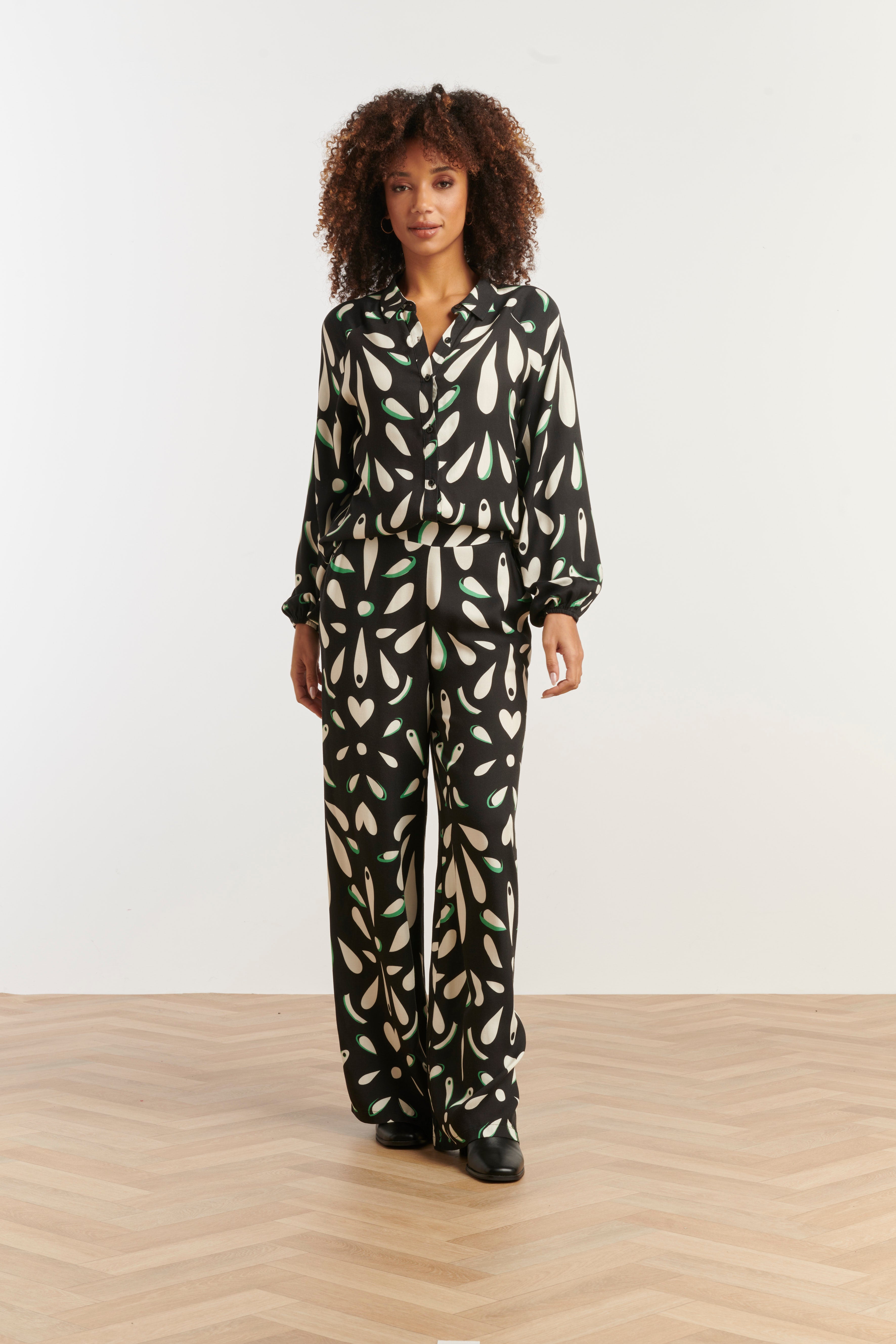 25595 Ornament Geprint Broek in Zwart off white en Groen details | Black - Muticolour