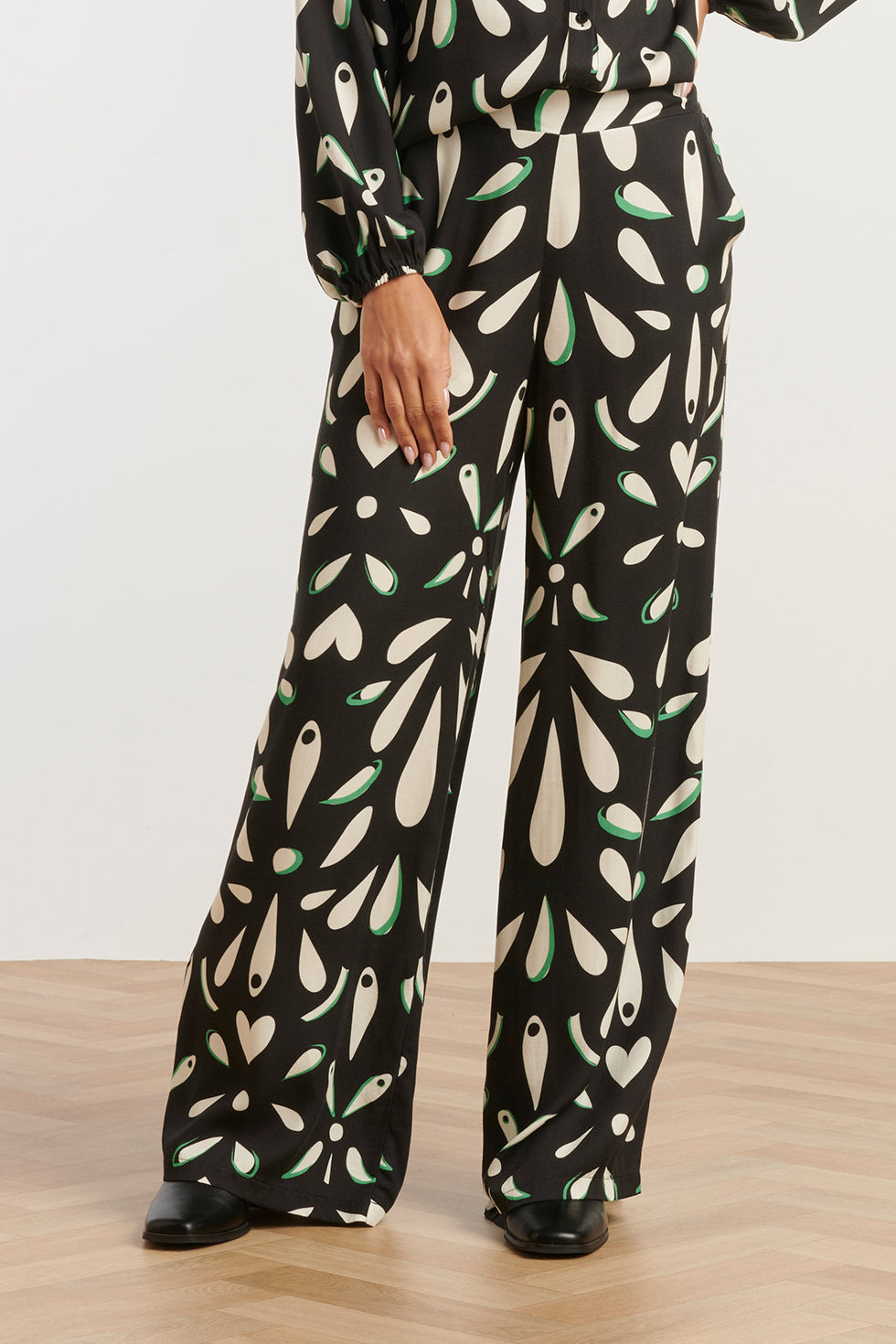 25595 Ornament Geprint Broek  in Zwart off white en Groen details | Black - Muticolour