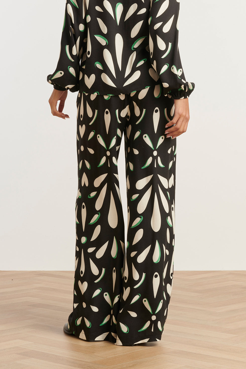 25595 Ornament Geprint Broek  in Zwart off white en Groen details | Black - Muticolour