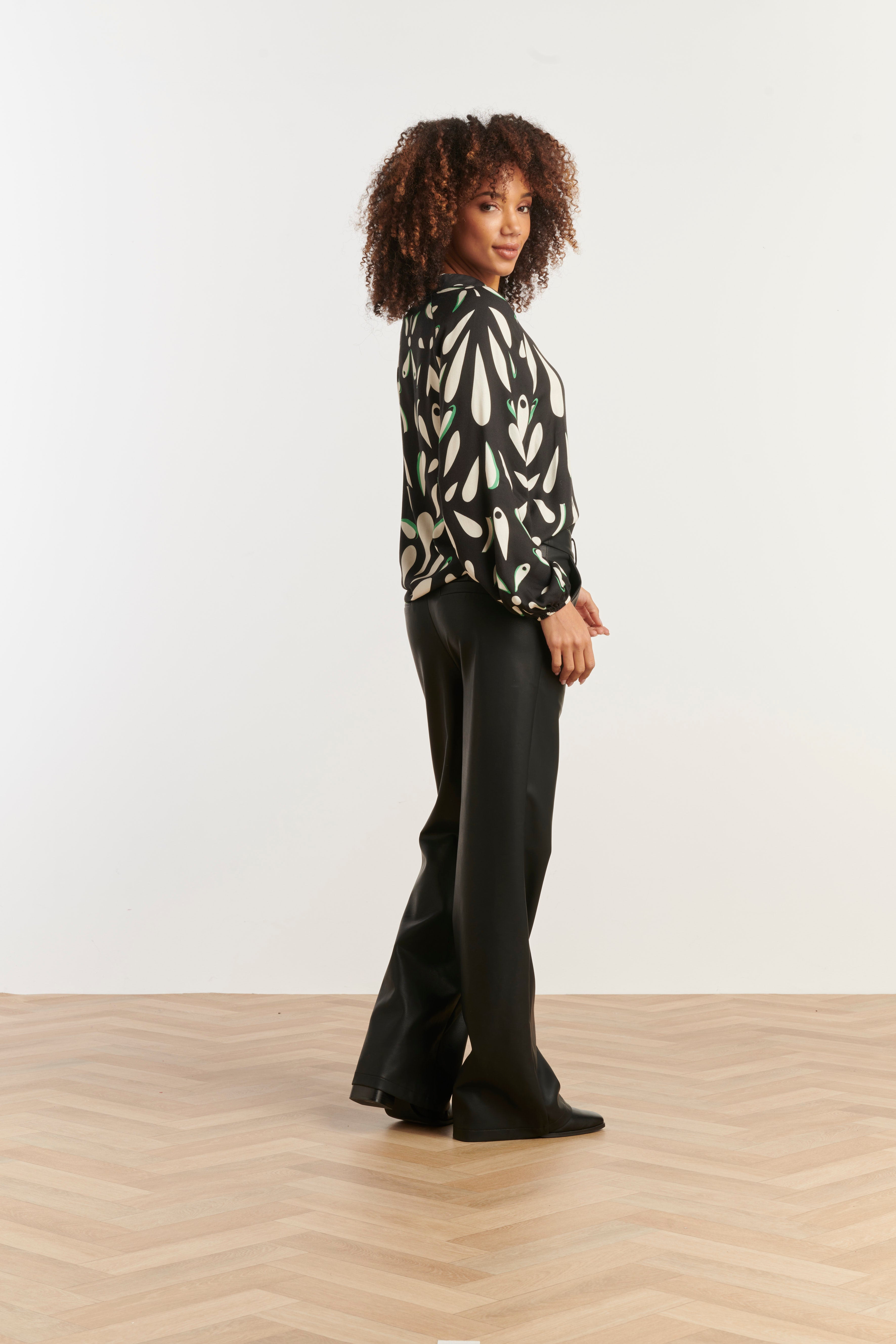 25596 OrnamEnt GeprInt Blouse in Zwart Off White en Groen Details | Black - Muticolour