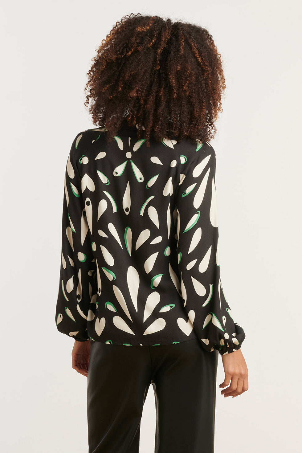 25596 OrnamEnt GeprInt Blouse in Zwart Off White en Groen Details | Black - Muticolour