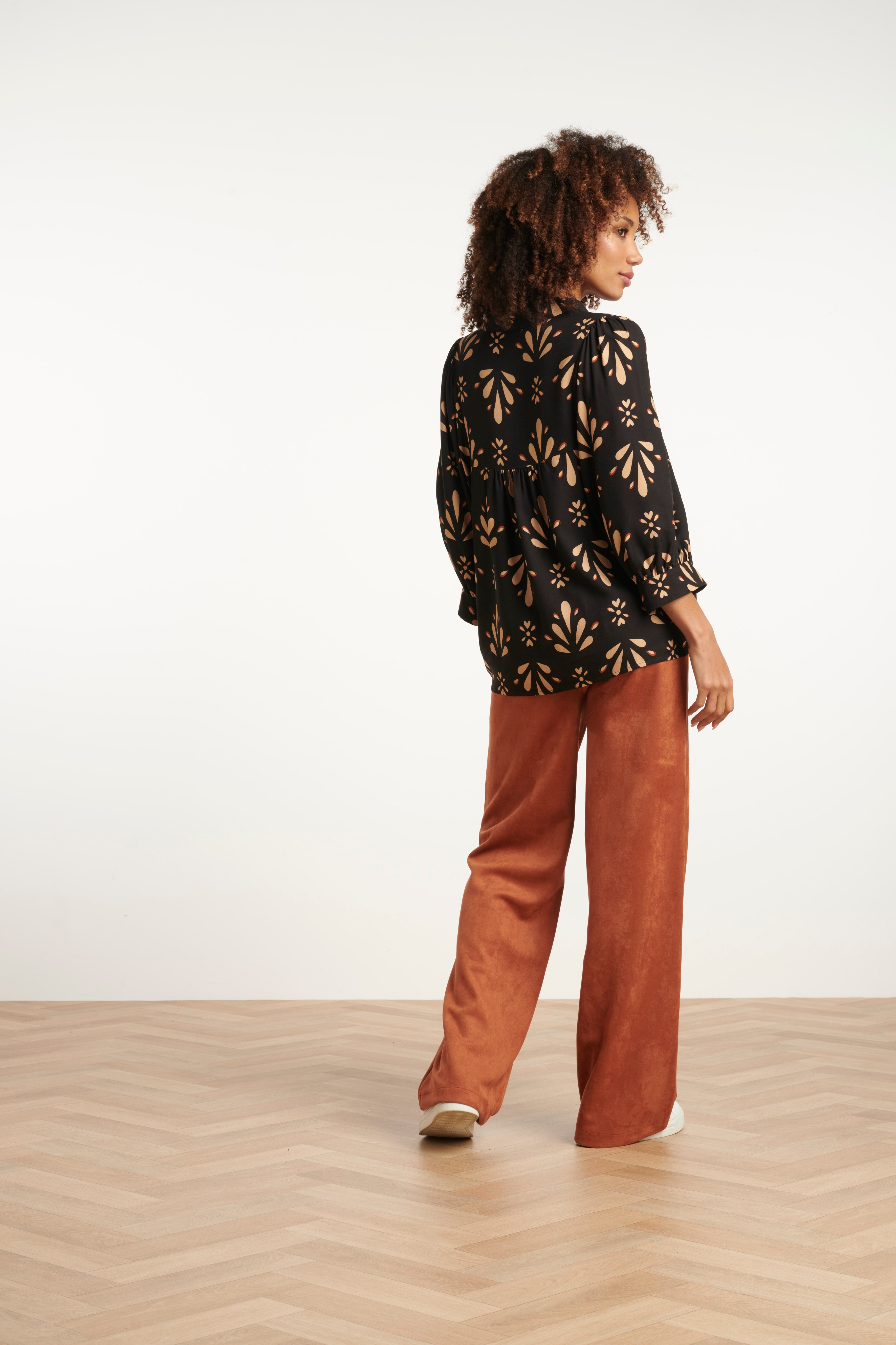 25598 Ornament Geprint Top in Zwart en Camel | Black - Camel